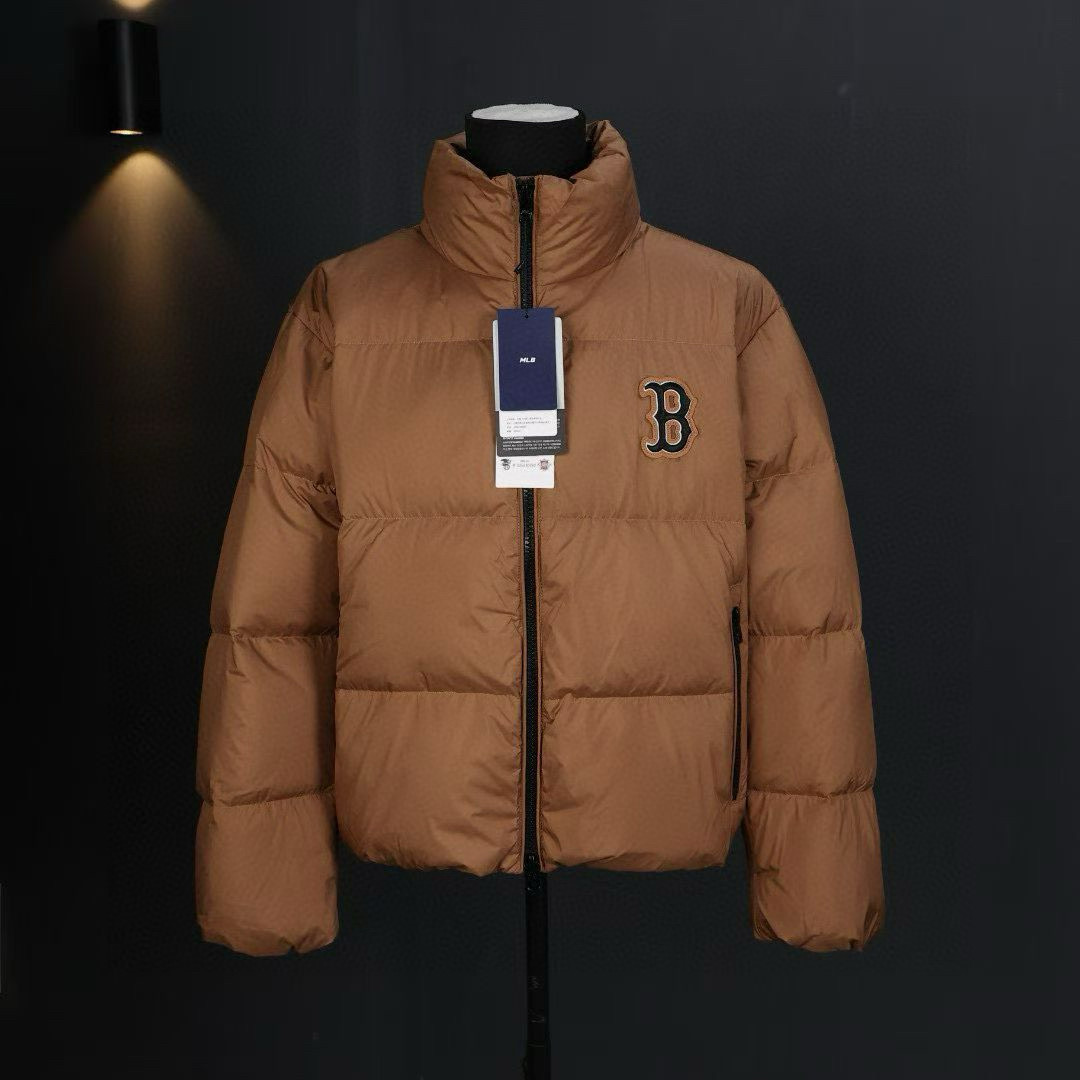 清仓福利 💰180  
史诗级独家特价 限时抢购
𝐌𝐋𝐁 24FW 美拉德色系 波士顿红袜队 肯豆同款  小标logo立领短款羽绒服 

🔝3月购入正品开版，1:1制作。市面最强版本，所有五金均为定制。完美还原zp

🔝MLB 冬季短款羽绒服 过冬首选云朵般透气 云朵般轻薄 云朵般亲肤
是你肉眼可见的蓬松质感，零下十几度穿着也没问题，采用国标80白鸭绒，轻盈保暖，无惧寒风 。MLB是韩国F&F旗下潮流服装品牌，拥有150年历史的经典传统，是街头文化和国际生活方式的领导者。MLB 拥有包括男装、女装、童装、配饰 在内的全品类服饰，提供覆盖各性别、各年龄层、From HeadtoToe的穿搭装备。其产品结合了韩国的时尚造型与质感，展现了运动服饰也可以兼具时尚潮流的风格。在产品设计上，MLB不仅融合了美国职业棒球大联盟的各当家球队，更结合了棒球运动中的各个元素。

🔝产品工艺：
采用国标80白鸭绒 
1⃣️国标80%白鸭绒，市面独家使用顶级羽绒，绝不吹虚鹅绒等一系列的错误理解

2⃣️ 面料: 100% 锦纶; 里料: 100% 锦纶 ，市面最顶级没有之一，一切遵照原版定制。

3️⃣原代加工厂出品电镀五金，全部原厂定制，非市场各类复刻版

官方货号: 1531

🔝产品配色：黑色 白色 棕色

🔝产品尺码：XS  S  M  L  XL  XXL