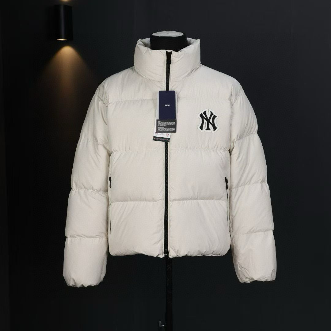 清仓福利 💰180  
史诗级独家特价 限时抢购
𝐌𝐋𝐁 24FW 美拉德色系 波士顿红袜队 肯豆同款  小标logo立领短款羽绒服 

🔝3月购入正品开版，1:1制作。市面最强版本，所有五金均为定制。完美还原zp

🔝MLB 冬季短款羽绒服 过冬首选云朵般透气 云朵般轻薄 云朵般亲肤
是你肉眼可见的蓬松质感，零下十几度穿着也没问题，采用国标80白鸭绒，轻盈保暖，无惧寒风 。MLB是韩国F&F旗下潮流服装品牌，拥有150年历史的经典传统，是街头文化和国际生活方式的领导者。MLB 拥有包括男装、女装、童装、配饰 在内的全品类服饰，提供覆盖各性别、各年龄层、From HeadtoToe的穿搭装备。其产品结合了韩国的时尚造型与质感，展现了运动服饰也可以兼具时尚潮流的风格。在产品设计上，MLB不仅融合了美国职业棒球大联盟的各当家球队，更结合了棒球运动中的各个元素。

🔝产品工艺：
采用国标80白鸭绒 
1⃣️国标80%白鸭绒，市面独家使用顶级羽绒，绝不吹虚鹅绒等一系列的错误理解

2⃣️ 面料: 100% 锦纶; 里料: 100% 锦纶 ，市面最顶级没有之一，一切遵照原版定制。

3️⃣原代加工厂出品电镀五金，全部原厂定制，非市场各类复刻版

官方货号: 1531

🔝产品配色：黑色 白色 棕色

🔝产品尺码：XS  S  M  L  XL  XXL