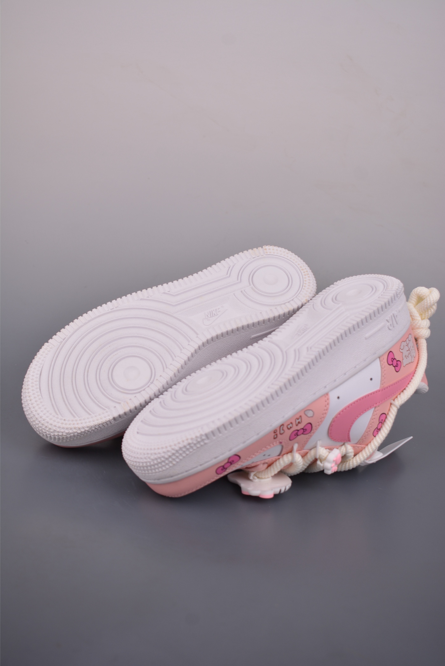 260 Nike Air Force 1 Low 粉甜凯蒂 解构绑带 YY2024-762-Chinese UA Cheap High Quatity Brand Clothes Bags handbags Sneakers wholesale wholesaler seller from China Factory suppliers Fashion Clothing Shoes best Quality Beautiful Price 260 Nike Air Force 1 Low 粉甜凯蒂 解构绑带 YY2024-762