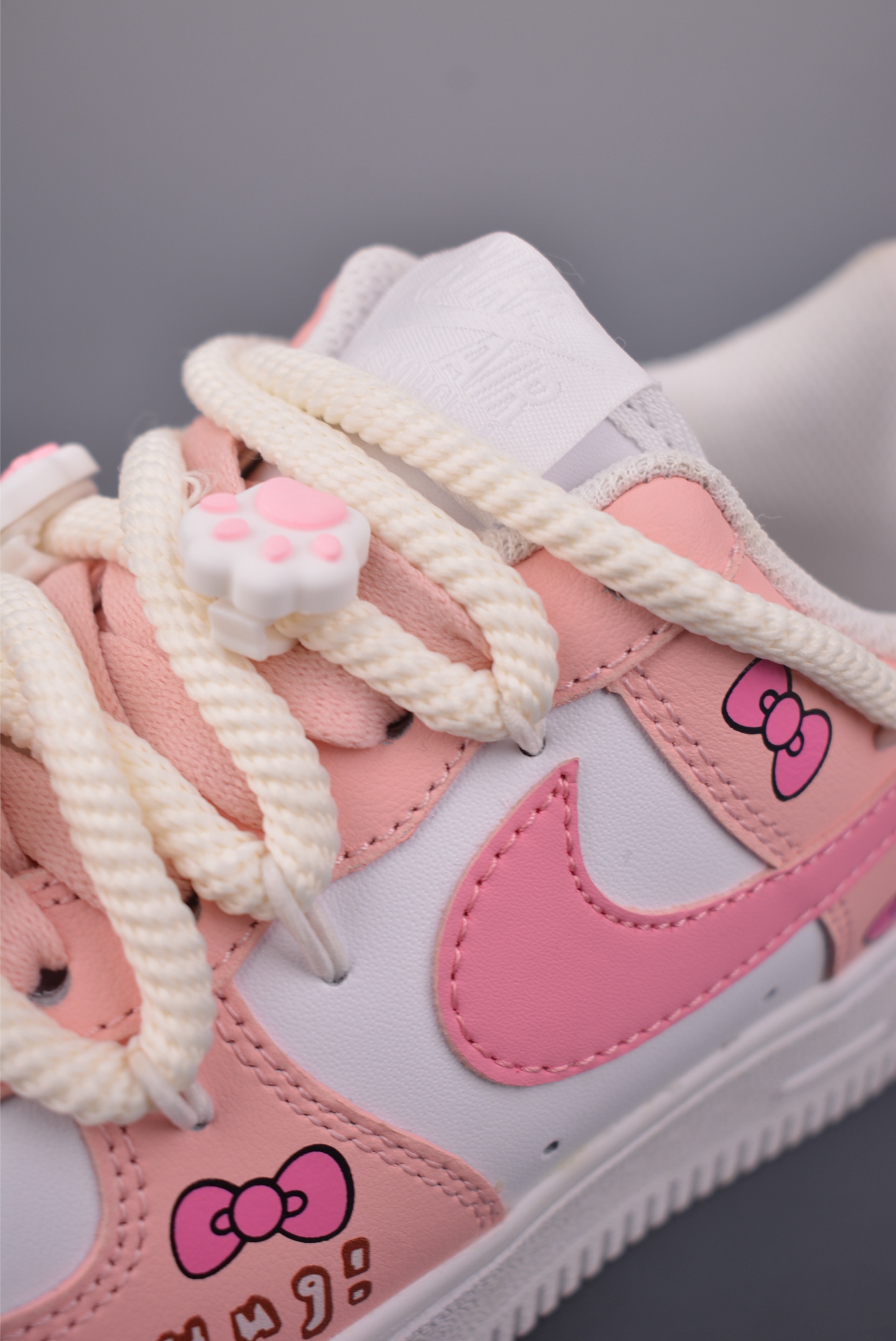 260 Nike Air Force 1 Low 粉甜凯蒂 解构绑带 YY2024-762-Chinese UA Cheap High Quatity Brand Clothes Bags handbags Sneakers wholesale wholesaler seller from China Factory suppliers Fashion Clothing Shoes best Quality Beautiful Price 260 Nike Air Force 1 Low 粉甜凯蒂 解构绑带 YY2024-762