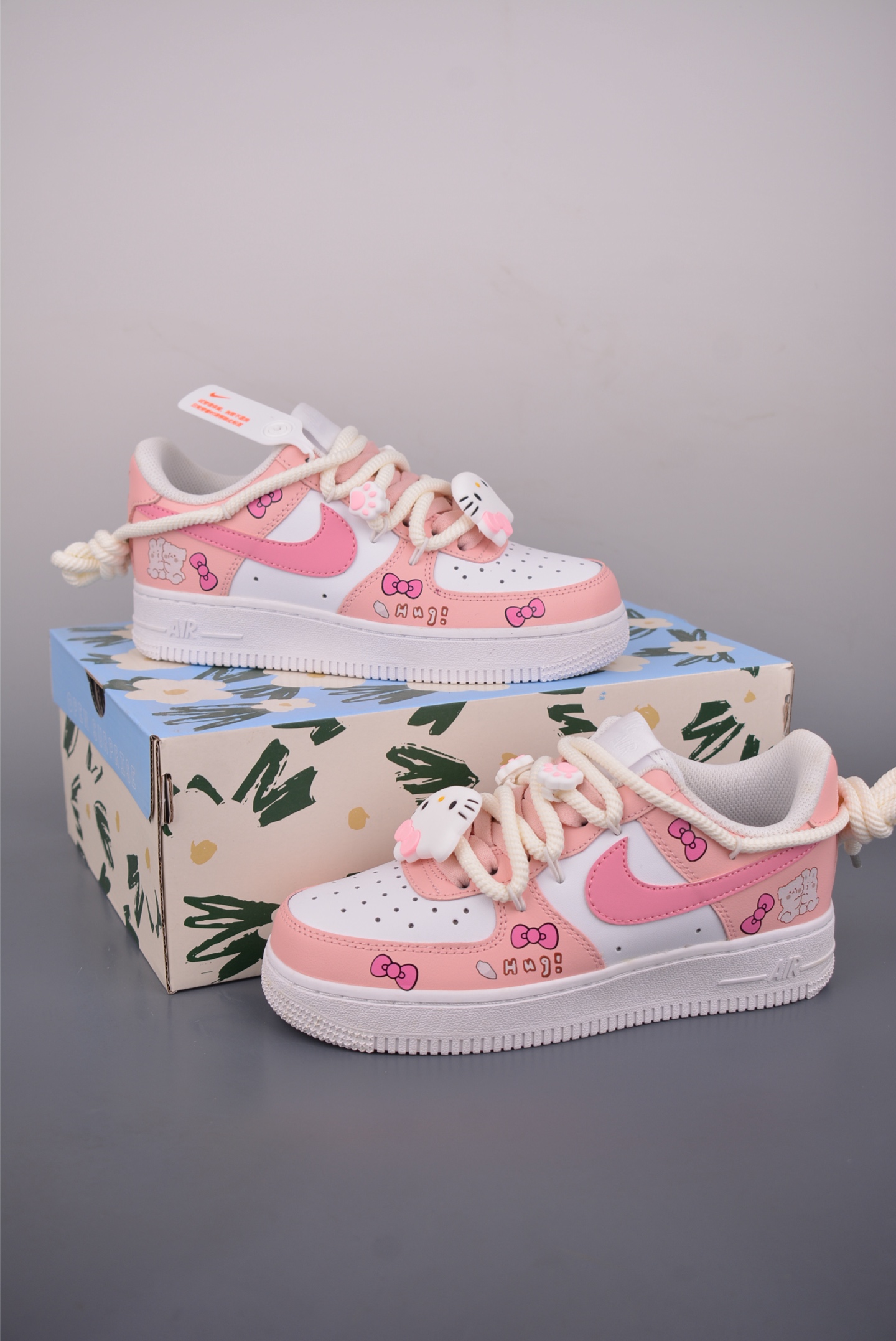 260 Nike Air Force 1 Low 粉甜凯蒂 解构绑带 YY2024-762-Chinese UA Cheap High Quatity Brand Clothes Bags handbags Sneakers wholesale wholesaler seller from China Factory suppliers Fashion Clothing Shoes best Quality Beautiful Price 260 Nike Air Force 1 Low 粉甜凯蒂 解构绑带 YY2024-762