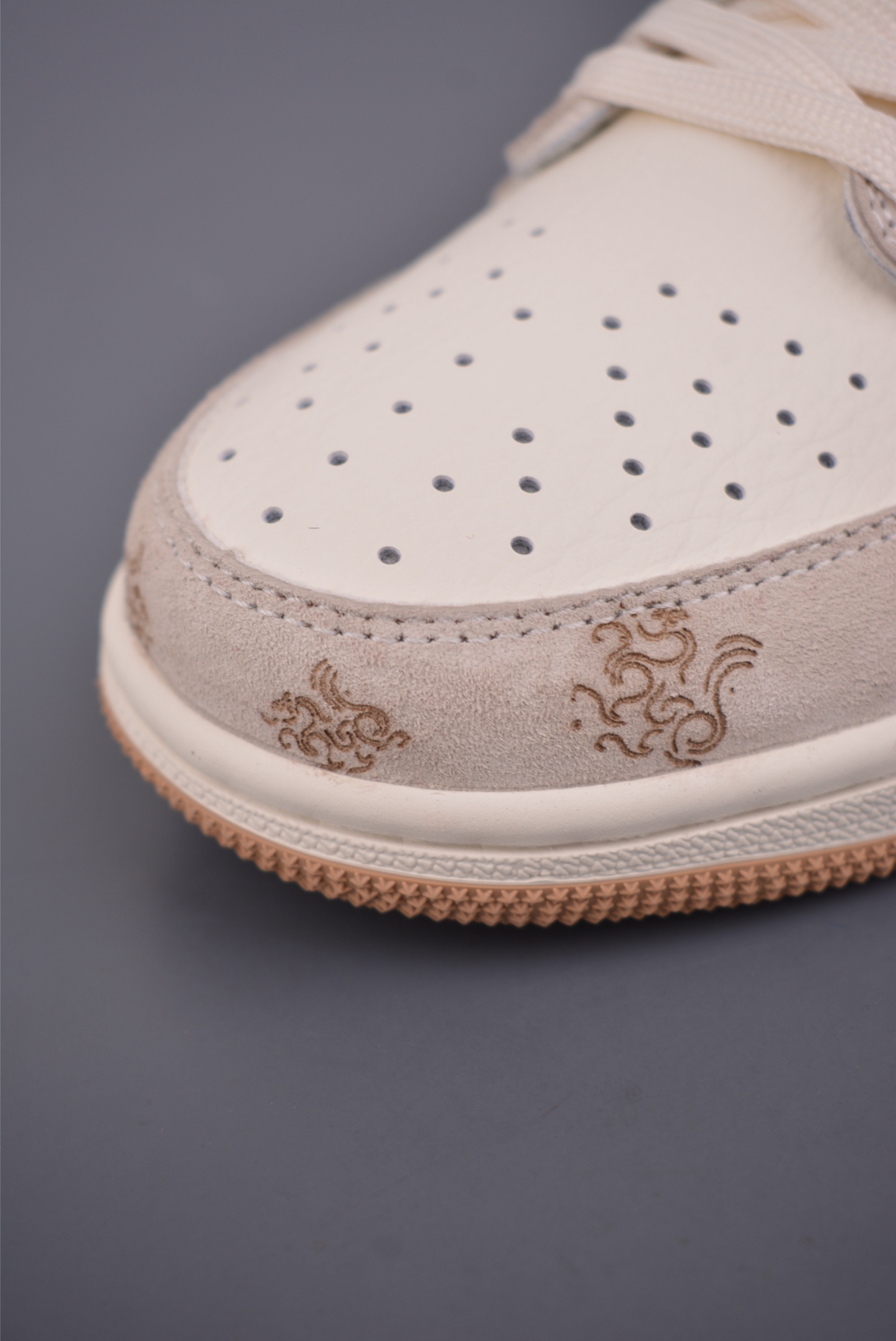 280 Fragment x Travis Scott x 马年限定 Air Jordan 1 Low 三方联名倒钩 DF619-005-Chinese UA Cheap High Quatity Brand Clothes Bags handbags Sneakers wholesale wholesaler seller from China Factory suppliers Fashion Clothing Shoes best Quality Beautiful Price 280 Fragment x Travis Scott x 马年限定 Air Jordan 1 Low 三方联名倒钩 DF619-005
