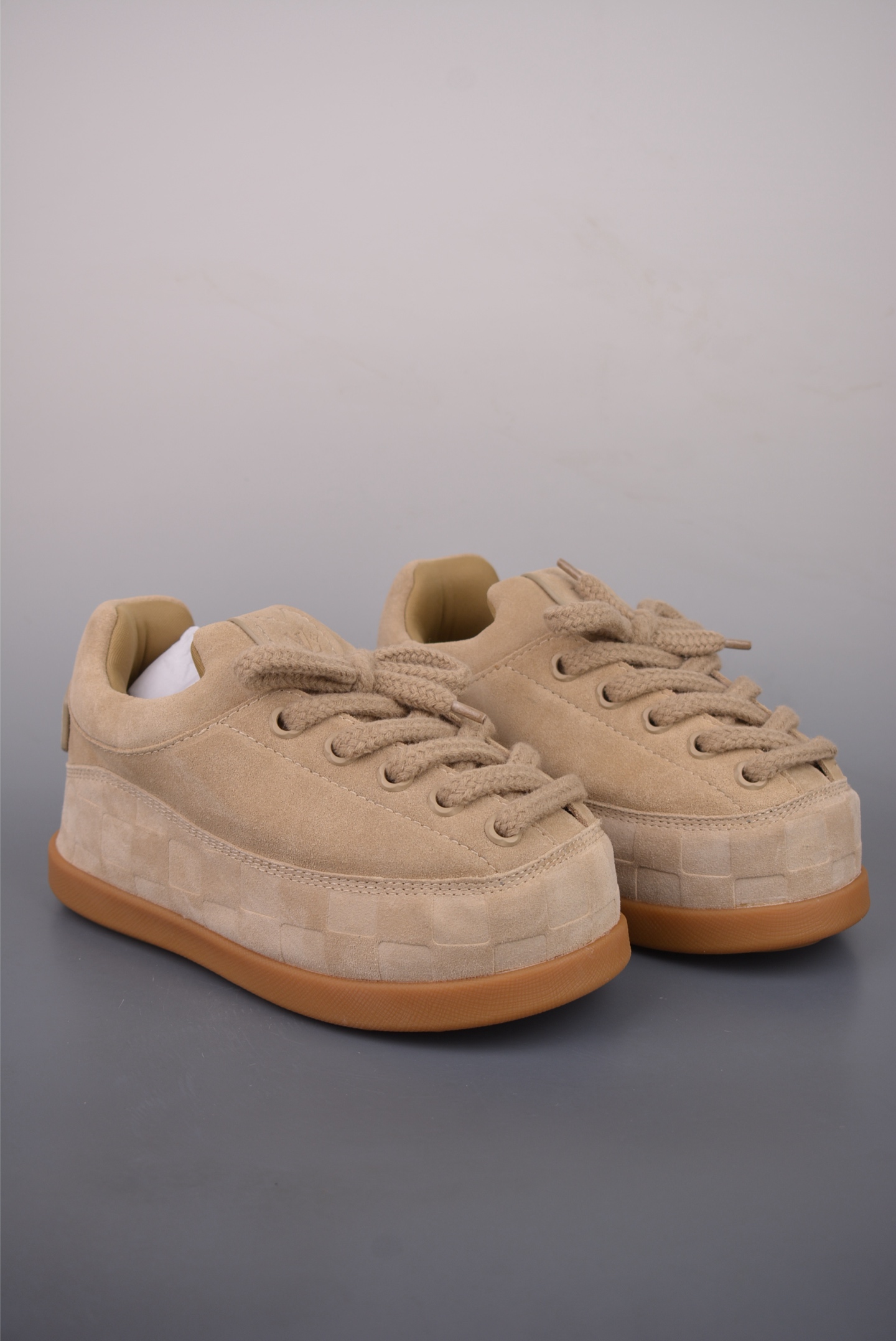 💰360
LOUIS VUITTON x Nigo Yeti Fw25联名款
绒面牛皮革 圆头系带阿甘鞋 及踝雪地靴
超多明星时尚博主种草
lv秀场出镜率最高的单品
当下最流行的型体隔板设计 结合时下最火的皮料
打造中性休闲风格
酷感十足又不失随性
整体细节无不彰显品牌调性 极具时尚高级感
可搭配各种风格衣服
鞋面:进口高丝光牛皮 内里真羊毛 超级暖和 😌
大底:原版开模发泡组合大底👍
官方货号: BP9S7H3633
尺码:39 40 41 42 43 44 45 46