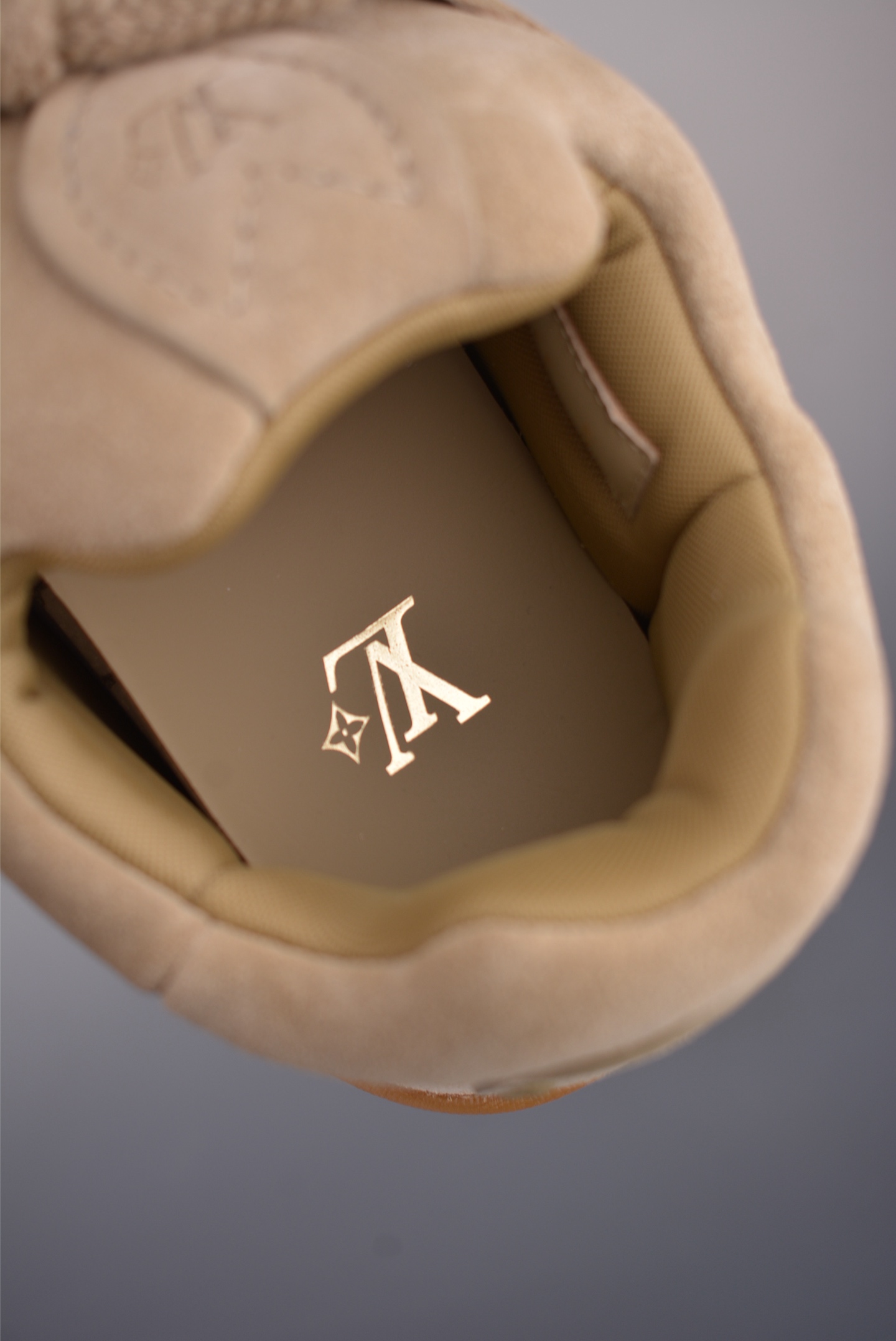 600 LOUIS VUITTON x Nigo Yeti Fw25联名款 绒面牛皮革 圆头系带阿甘鞋 及踝雪地靴 BP9S7H-Chinese UA Cheap High Quatity Brand Clothes Bags handbags Sneakers wholesale wholesaler seller from China Factory suppliers Fashion Clothing Shoes best Quality Beautiful Price 600 LOUIS VUITTON x Nigo Yeti Fw25联名款 绒面牛皮革 圆头系带阿甘鞋 及踝雪地靴 BP9S7H