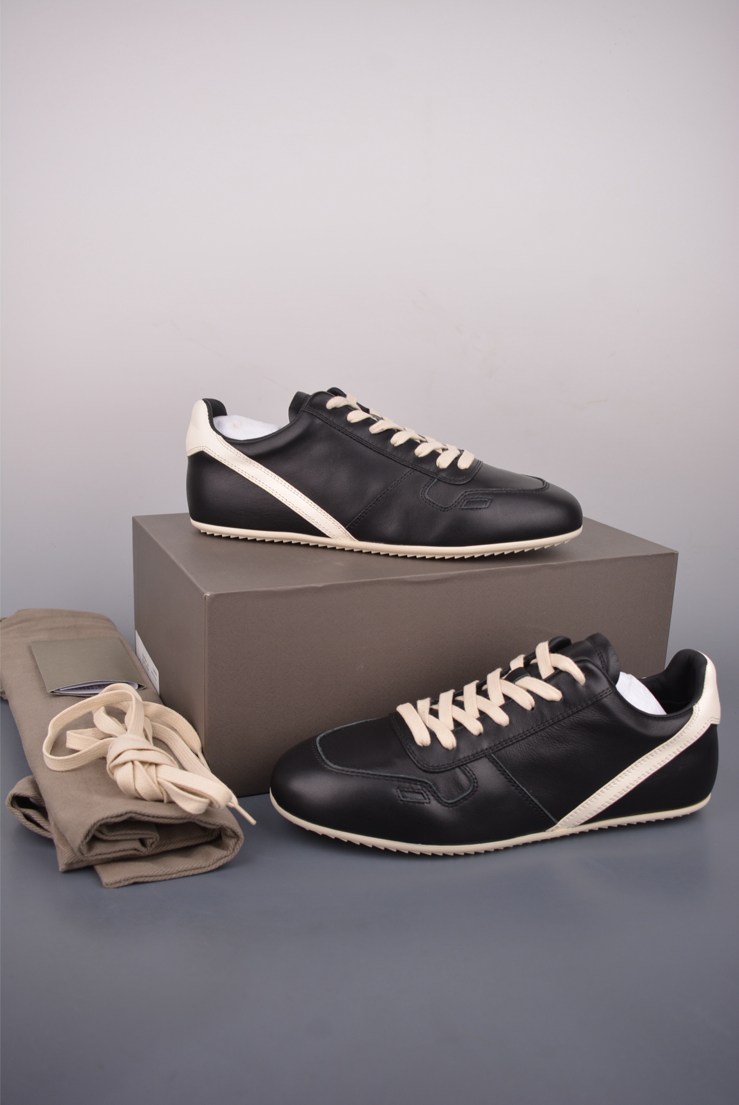 500 RO / Rick Owens 瑞克·欧文斯 莞产Runner 薄底款 德训低帮休闲板鞋 RU02E1889-Chinese UA Cheap High Quatity Brand Clothes Bags handbags Sneakers wholesale wholesaler seller from China Factory suppliers Fashion Clothing Shoes best Quality Beautiful Price 500 RO / Rick Owens 瑞克·欧文斯 莞产Runner 薄底款 德训低帮休闲板鞋 RU02E1889