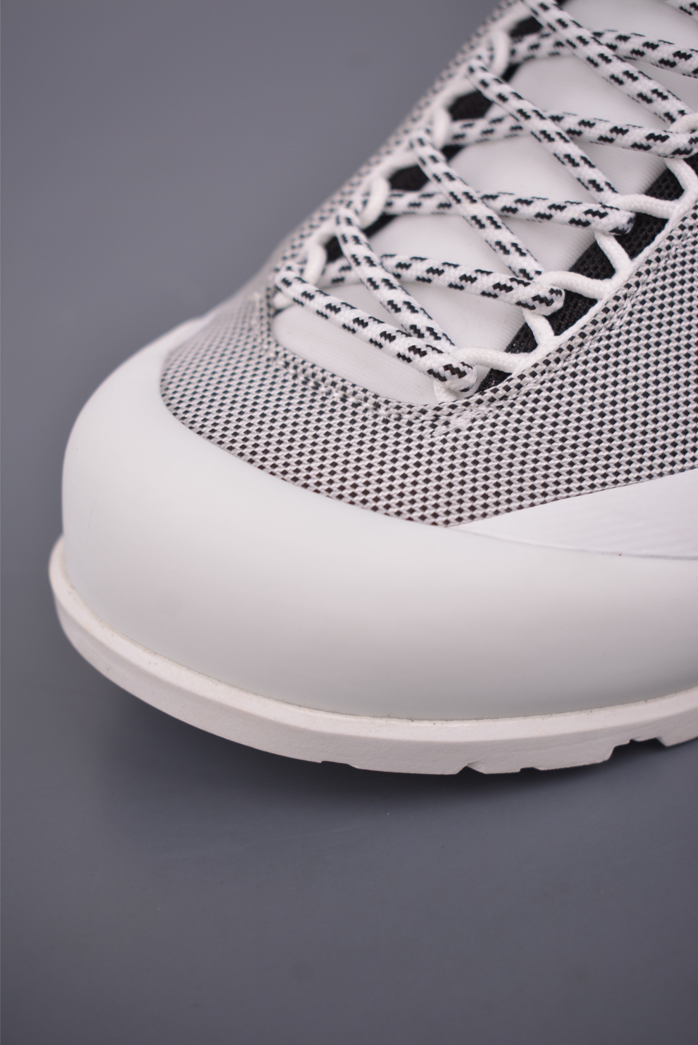 💰300 
始祖鸟KONSEAL LT W
覆盖透气男越野跑鞋 
官方同步上架 广东纯原版本出品 
适合技术路线单日徒步穿着也可以一脚蹬穿法 aeriosflgtx鞋受到长途野外跑步鞋的启发 适合在变化的地形上进行快速轻快的徒步旅行穿着，舒适而有支撑性，使您充满信心。该设计与脚部融为一体，可最大限度地减少摩擦，gore-tex保护膜网砂，采用gore隐形适体(invisiblefit)技术，更轻薄舒适。敏捷、稳定和技术路线上的自信源于vibram® megagrip外底、压缩eva内底以及一体的tpu。重量约:275g技术特点透气轻量耐磨鞋子鞋外底结构vibram®megagripM橡胶化合材料耐用柔软鞋子结构tpu鞋头可防磨损压缩eva泡沫内底以及一体的tpu铁芯提高了灵活性和稳定性，使您充满信心鞋子衬垫结构4mm厚ortholiteM3d模制插片材料gore-tex薄膜tpu高耐磨保护膜cordura® 
官方货号: 0772183633
尺码：39 40 40.5 41 42 42.5 43 44 45