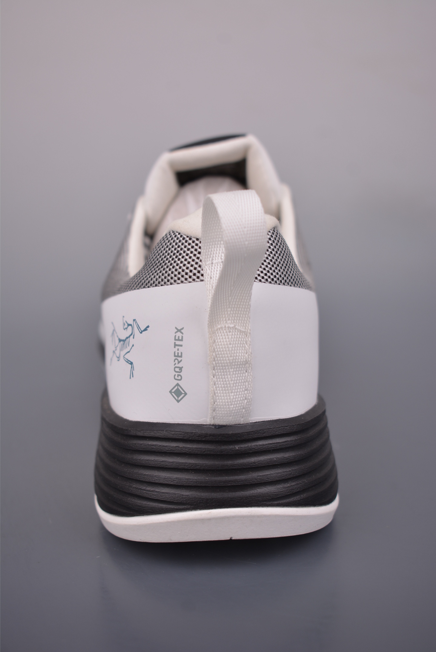 💰300 
始祖鸟KONSEAL LT W
覆盖透气男越野跑鞋 
官方同步上架 广东纯原版本出品 
适合技术路线单日徒步穿着也可以一脚蹬穿法 aeriosflgtx鞋受到长途野外跑步鞋的启发 适合在变化的地形上进行快速轻快的徒步旅行穿着，舒适而有支撑性，使您充满信心。该设计与脚部融为一体，可最大限度地减少摩擦，gore-tex保护膜网砂，采用gore隐形适体(invisiblefit)技术，更轻薄舒适。敏捷、稳定和技术路线上的自信源于vibram® megagrip外底、压缩eva内底以及一体的tpu。重量约:275g技术特点透气轻量耐磨鞋子鞋外底结构vibram®megagripM橡胶化合材料耐用柔软鞋子结构tpu鞋头可防磨损压缩eva泡沫内底以及一体的tpu铁芯提高了灵活性和稳定性，使您充满信心鞋子衬垫结构4mm厚ortholiteM3d模制插片材料gore-tex薄膜tpu高耐磨保护膜cordura® 
官方货号: 0772183633
尺码：39 40 40.5 41 42 42.5 43 44 45