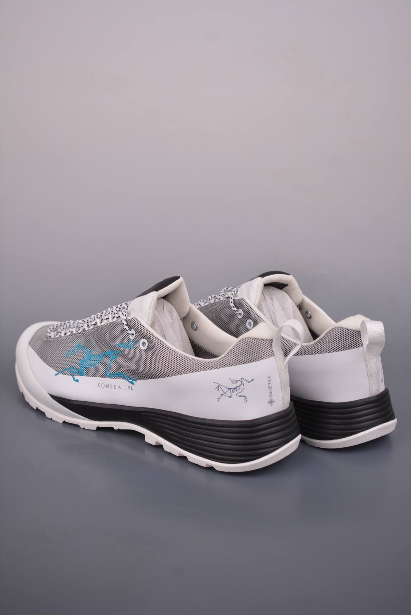 💰300 
始祖鸟KONSEAL LT W
覆盖透气男越野跑鞋 
官方同步上架 广东纯原版本出品 
适合技术路线单日徒步穿着也可以一脚蹬穿法 aeriosflgtx鞋受到长途野外跑步鞋的启发 适合在变化的地形上进行快速轻快的徒步旅行穿着，舒适而有支撑性，使您充满信心。该设计与脚部融为一体，可最大限度地减少摩擦，gore-tex保护膜网砂，采用gore隐形适体(invisiblefit)技术，更轻薄舒适。敏捷、稳定和技术路线上的自信源于vibram® megagrip外底、压缩eva内底以及一体的tpu。重量约:275g技术特点透气轻量耐磨鞋子鞋外底结构vibram®megagripM橡胶化合材料耐用柔软鞋子结构tpu鞋头可防磨损压缩eva泡沫内底以及一体的tpu铁芯提高了灵活性和稳定性，使您充满信心鞋子衬垫结构4mm厚ortholiteM3d模制插片材料gore-tex薄膜tpu高耐磨保护膜cordura® 
官方货号: 0772183633
尺码：39 40 40.5 41 42 42.5 43 44 45