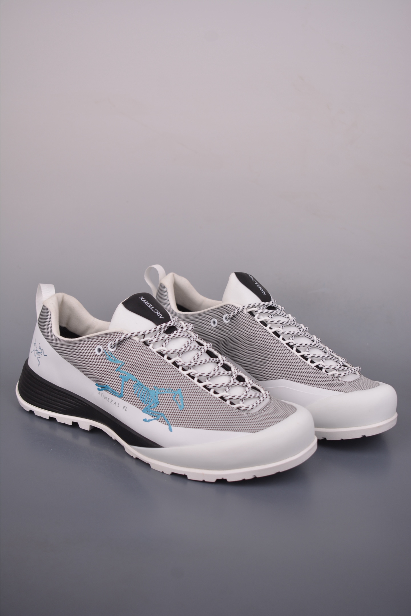 💰300
始祖鸟KONSEAL LT W
覆盖透气男越野跑鞋
官方同步上架 广东纯原版本出品
适合技术路线单日徒步穿着也可以一脚蹬穿法 aeriosflgtx鞋受到长途野外跑步鞋的启发 适合在变化的地形上进行快速轻快的徒步旅行穿着,舒适而有支撑性,使您充满信心。该设计与脚部融为一体,可最大限度地减少摩擦,gore-tex保护膜网砂,采用gore隐形适体(invisiblefit)技术,更轻薄舒适。敏捷、稳定和技术路线上的自信源于vibram® megagrip外底、压缩eva内底以及一体的tpu。重量约:275g技术特点透气轻量耐磨鞋子鞋外底结构vibram®megagripM橡胶化合材料耐用柔软鞋子结构tpu鞋头可防磨损压缩eva泡沫内底以及一体的tpu铁芯提高了灵活性和稳定性,使您充满信心鞋子衬垫结构4mm厚ortholiteM3d模制插片材料gore-tex薄膜tpu高耐磨保护膜cordura®
官方货号: 0772183633
尺码:39 40 40.5 41 42 42.5 43 44 45