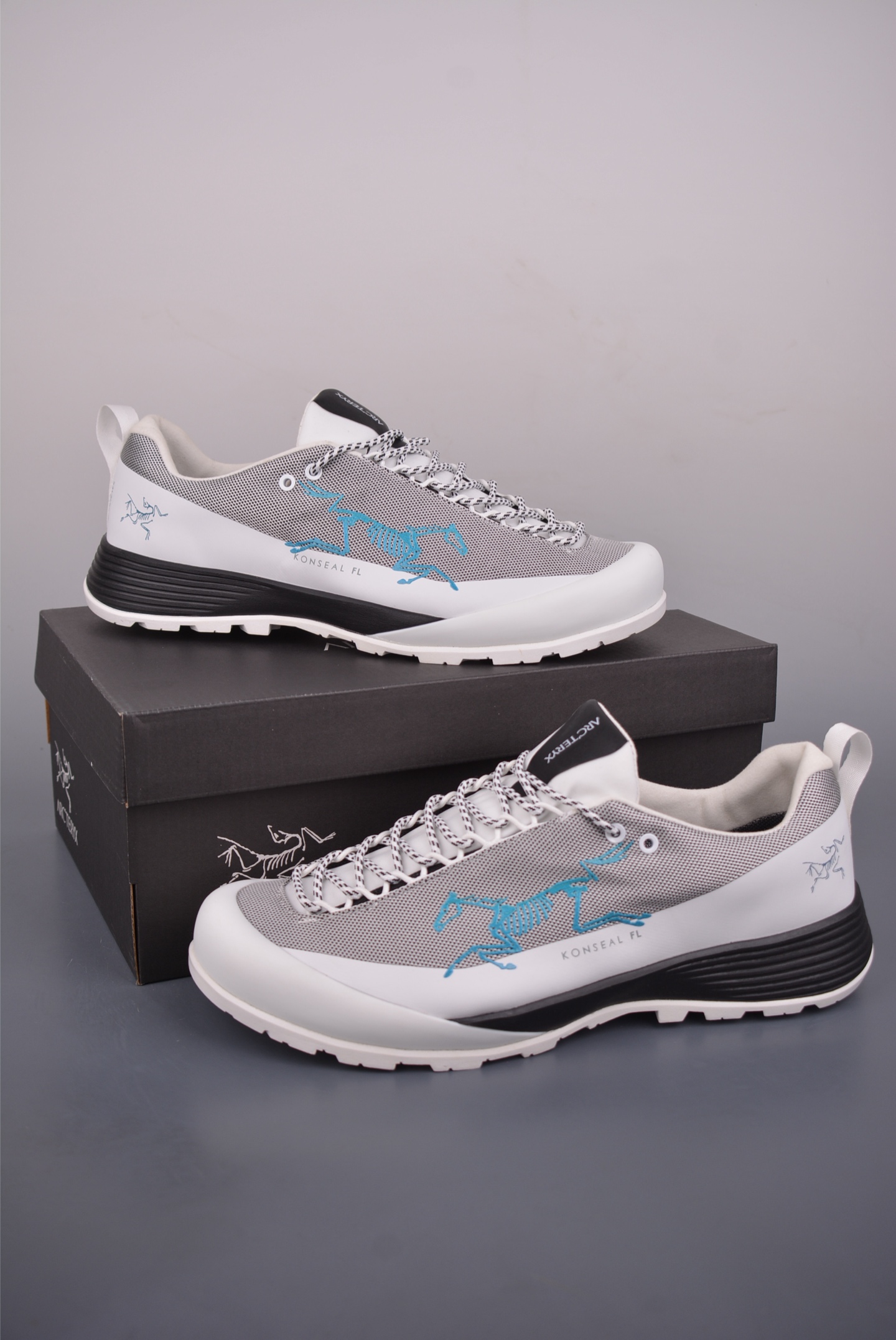 💰300 
始祖鸟KONSEAL LT W
覆盖透气男越野跑鞋 
官方同步上架 广东纯原版本出品 
适合技术路线单日徒步穿着也可以一脚蹬穿法 aeriosflgtx鞋受到长途野外跑步鞋的启发 适合在变化的地形上进行快速轻快的徒步旅行穿着，舒适而有支撑性，使您充满信心。该设计与脚部融为一体，可最大限度地减少摩擦，gore-tex保护膜网砂，采用gore隐形适体(invisiblefit)技术，更轻薄舒适。敏捷、稳定和技术路线上的自信源于vibram® megagrip外底、压缩eva内底以及一体的tpu。重量约:275g技术特点透气轻量耐磨鞋子鞋外底结构vibram®megagripM橡胶化合材料耐用柔软鞋子结构tpu鞋头可防磨损压缩eva泡沫内底以及一体的tpu铁芯提高了灵活性和稳定性，使您充满信心鞋子衬垫结构4mm厚ortholiteM3d模制插片材料gore-tex薄膜tpu高耐磨保护膜cordura® 
官方货号: 0772183633
尺码：39 40 40.5 41 42 42.5 43 44 45