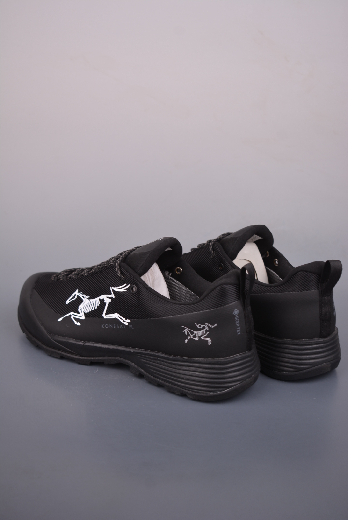 💰300 
始祖鸟KONSEAL LT W
覆盖透气男越野跑鞋 
官方同步上架 广东纯原版本出品 
适合技术路线单日徒步穿着也可以一脚蹬穿法 aeriosflgtx鞋受到长途野外跑步鞋的启发 适合在变化的地形上进行快速轻快的徒步旅行穿着，舒适而有支撑性，使您充满信心。该设计与脚部融为一体，可最大限度地减少摩擦，gore-tex保护膜网砂，采用gore隐形适体(invisiblefit)技术，更轻薄舒适。敏捷、稳定和技术路线上的自信源于vibram® megagrip外底、压缩eva内底以及一体的tpu。重量约:275g技术特点透气轻量耐磨鞋子鞋外底结构vibram®megagripM橡胶化合材料耐用柔软鞋子结构tpu鞋头可防磨损压缩eva泡沫内底以及一体的tpu铁芯提高了灵活性和稳定性，使您充满信心鞋子衬垫结构4mm厚ortholiteM3d模制插片材料gore-tex薄膜tpu高耐磨保护膜cordura® 
官方货号: 0772183633
尺码：39 40 40.5 41 42 42.5 43 44 45