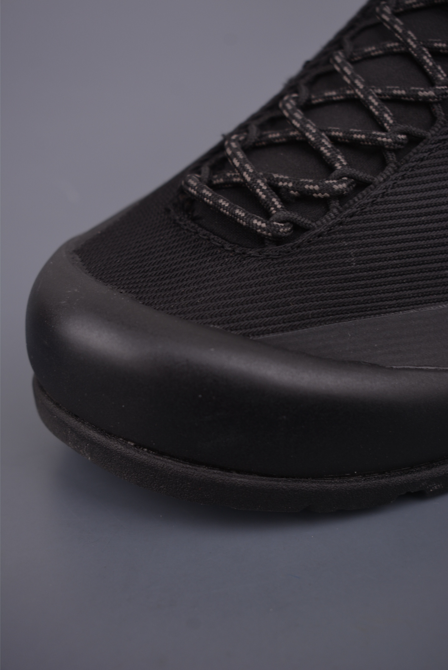 💰300 
始祖鸟KONSEAL LT W
覆盖透气男越野跑鞋 
官方同步上架 广东纯原版本出品 
适合技术路线单日徒步穿着也可以一脚蹬穿法 aeriosflgtx鞋受到长途野外跑步鞋的启发 适合在变化的地形上进行快速轻快的徒步旅行穿着，舒适而有支撑性，使您充满信心。该设计与脚部融为一体，可最大限度地减少摩擦，gore-tex保护膜网砂，采用gore隐形适体(invisiblefit)技术，更轻薄舒适。敏捷、稳定和技术路线上的自信源于vibram® megagrip外底、压缩eva内底以及一体的tpu。重量约:275g技术特点透气轻量耐磨鞋子鞋外底结构vibram®megagripM橡胶化合材料耐用柔软鞋子结构tpu鞋头可防磨损压缩eva泡沫内底以及一体的tpu铁芯提高了灵活性和稳定性，使您充满信心鞋子衬垫结构4mm厚ortholiteM3d模制插片材料gore-tex薄膜tpu高耐磨保护膜cordura® 
官方货号: 0772183633
尺码：39 40 40.5 41 42 42.5 43 44 45