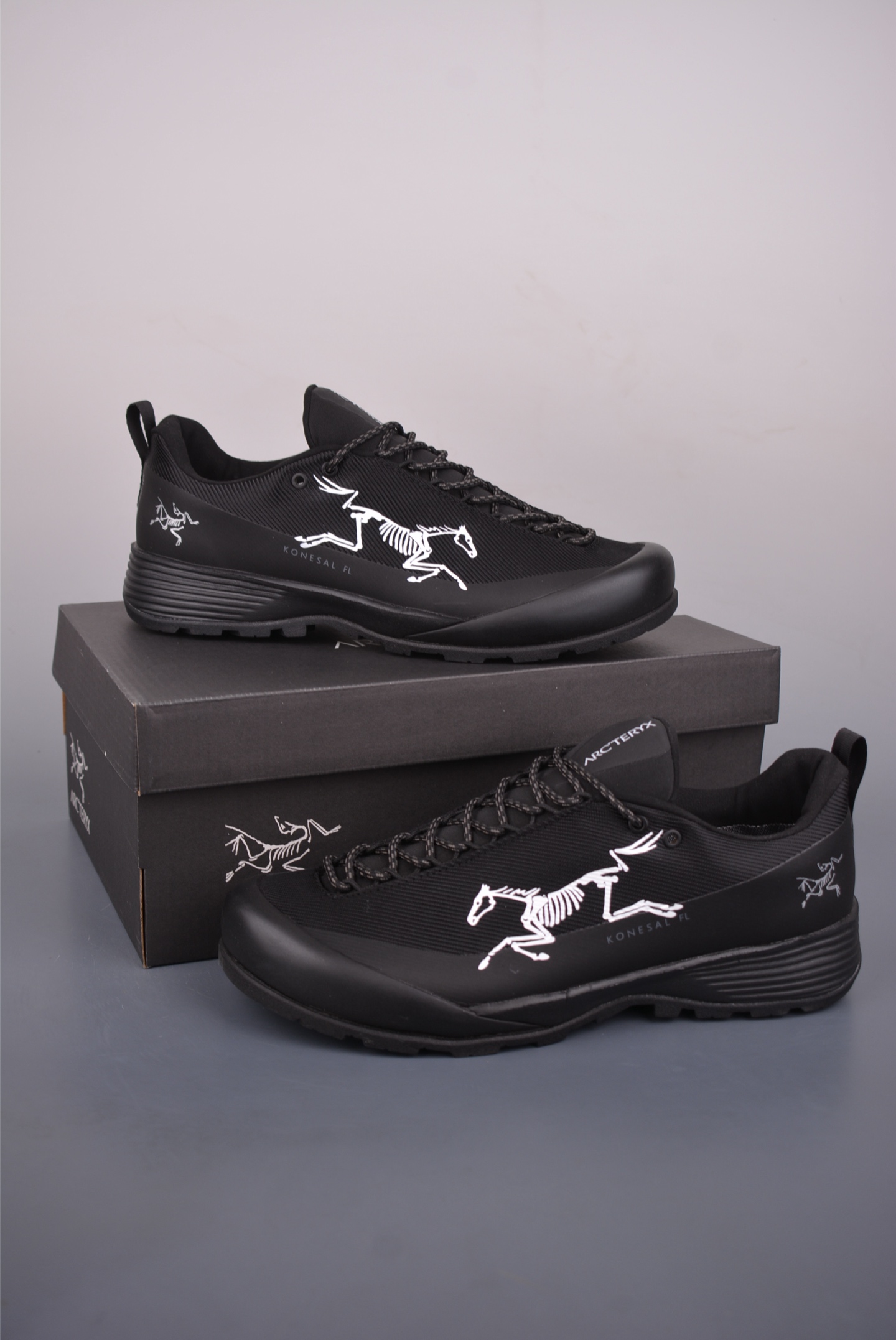 💰300 
始祖鸟KONSEAL LT W
覆盖透气男越野跑鞋 
官方同步上架 广东纯原版本出品 
适合技术路线单日徒步穿着也可以一脚蹬穿法 aeriosflgtx鞋受到长途野外跑步鞋的启发 适合在变化的地形上进行快速轻快的徒步旅行穿着，舒适而有支撑性，使您充满信心。该设计与脚部融为一体，可最大限度地减少摩擦，gore-tex保护膜网砂，采用gore隐形适体(invisiblefit)技术，更轻薄舒适。敏捷、稳定和技术路线上的自信源于vibram® megagrip外底、压缩eva内底以及一体的tpu。重量约:275g技术特点透气轻量耐磨鞋子鞋外底结构vibram®megagripM橡胶化合材料耐用柔软鞋子结构tpu鞋头可防磨损压缩eva泡沫内底以及一体的tpu铁芯提高了灵活性和稳定性，使您充满信心鞋子衬垫结构4mm厚ortholiteM3d模制插片材料gore-tex薄膜tpu高耐磨保护膜cordura® 
官方货号: 0772183633
尺码：39 40 40.5 41 42 42.5 43 44 45