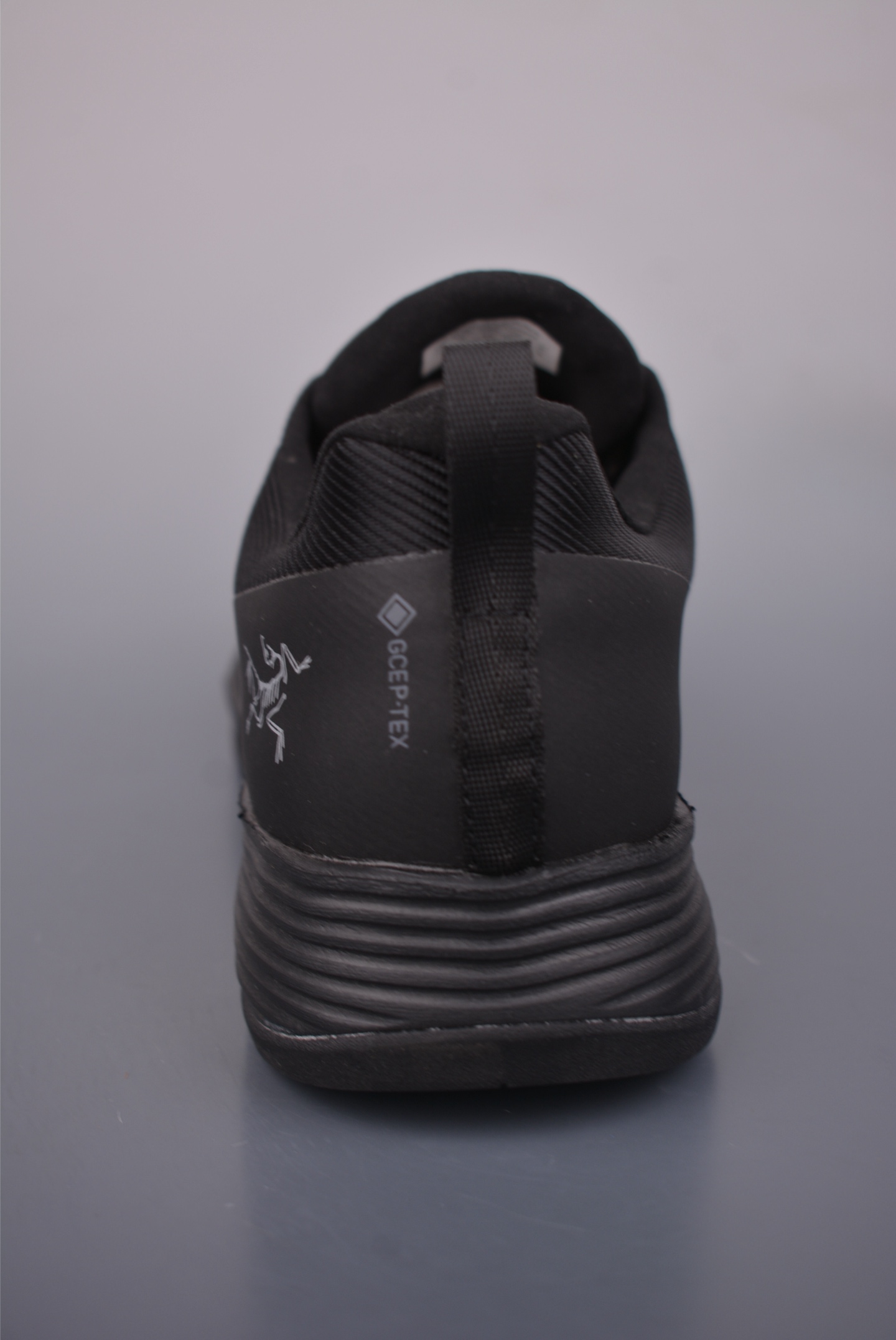 💰300 
始祖鸟KONSEAL LT W
覆盖透气男越野跑鞋 
官方同步上架 广东纯原版本出品 
适合技术路线单日徒步穿着也可以一脚蹬穿法 aeriosflgtx鞋受到长途野外跑步鞋的启发 适合在变化的地形上进行快速轻快的徒步旅行穿着，舒适而有支撑性，使您充满信心。该设计与脚部融为一体，可最大限度地减少摩擦，gore-tex保护膜网砂，采用gore隐形适体(invisiblefit)技术，更轻薄舒适。敏捷、稳定和技术路线上的自信源于vibram® megagrip外底、压缩eva内底以及一体的tpu。重量约:275g技术特点透气轻量耐磨鞋子鞋外底结构vibram®megagripM橡胶化合材料耐用柔软鞋子结构tpu鞋头可防磨损压缩eva泡沫内底以及一体的tpu铁芯提高了灵活性和稳定性，使您充满信心鞋子衬垫结构4mm厚ortholiteM3d模制插片材料gore-tex薄膜tpu高耐磨保护膜cordura® 
官方货号: 0772183633
尺码：39 40 40.5 41 42 42.5 43 44 45