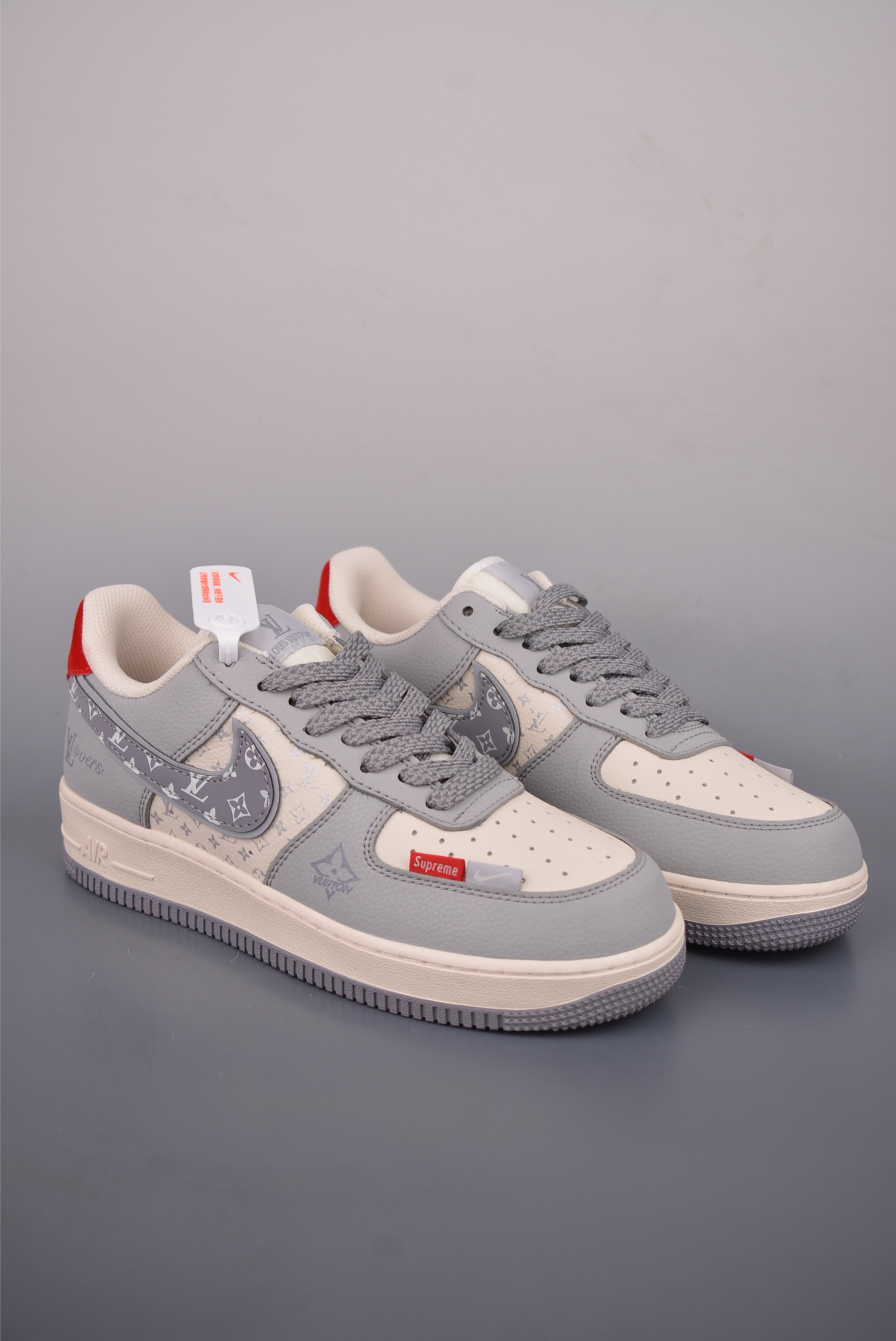 💰260
Nike Air Force 1 Low LV联名
原楦头原纸板 打造纯正空军版型
专注外贸渠道 全掌内置蜂窝气垫
原盒配件 原厂中底钢印、拉帮完美
官方货号: XY2025 00727 110
Size: 36 36.5 37.5 38 38.5 39 40 40.5 41 42 42.5 43 44 45