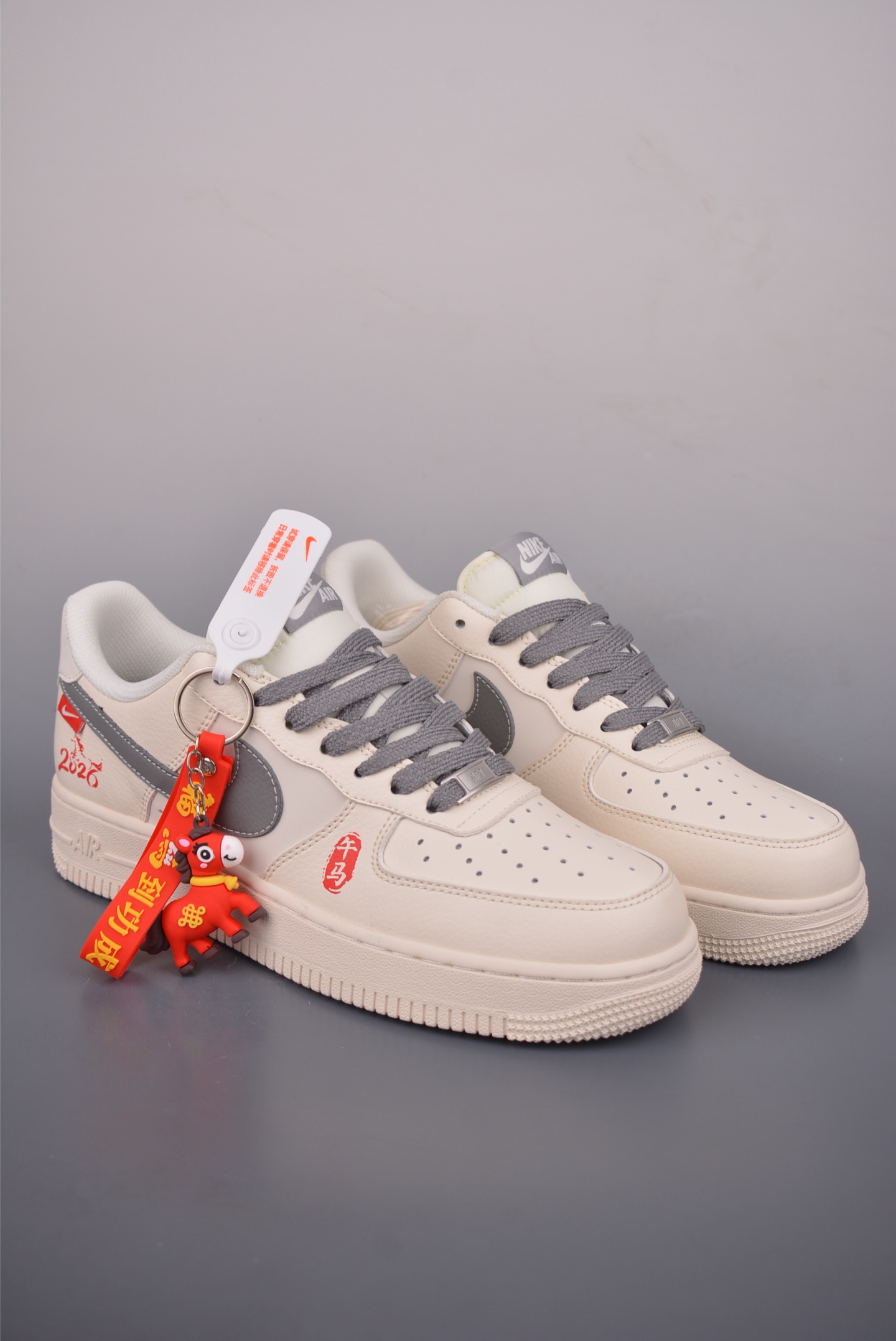 💰260
Nike Air Force 1 Low 马年限定
原楦头原纸板 打造纯正空军版型
专注外贸渠道 全掌内置蜂窝气垫
原盒配件 原厂中底钢印、拉帮完美
官方货号: MZ9588 8221536
Size: 36 36.5 37.5 38 38.5 39 40 40.5 41 42 42.5 43 44 45