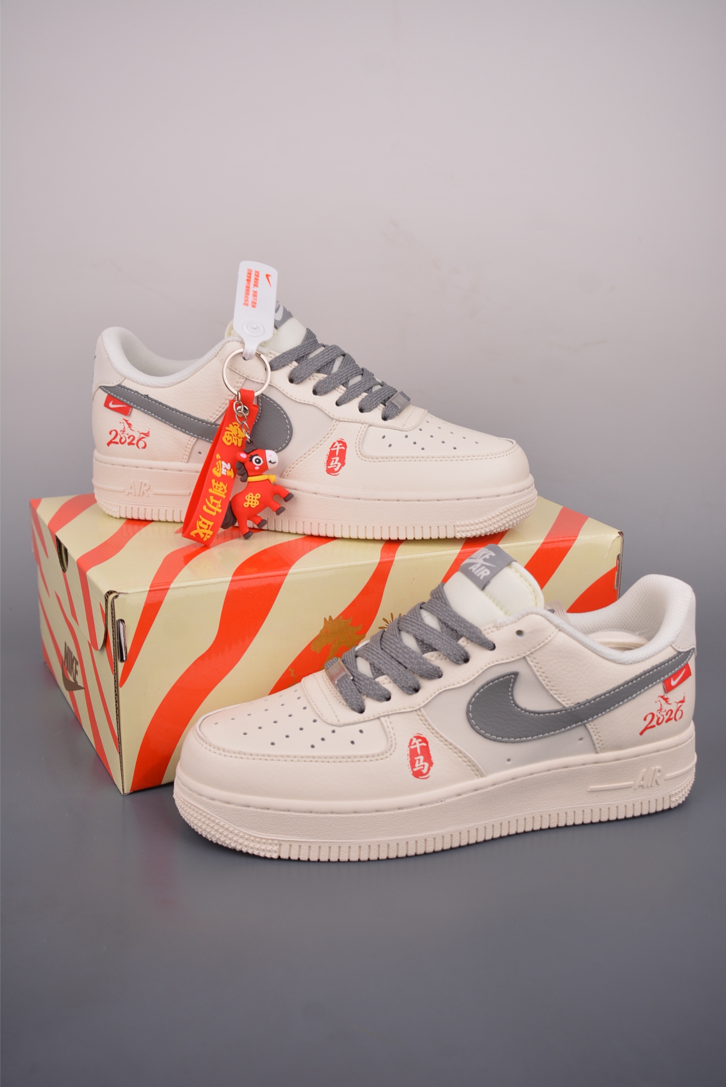 💰260 
Nike Air Force 1 Low 马年限定
原楦头原纸板 打造纯正空军版型
专注外贸渠道 全掌内置蜂窝气垫 
原盒配件 原厂中底钢印、拉帮完美   
官方货号: MZ9588 8221536
Size： 36 36.5 37.5 38 38.5 39 40 40.5 41 42 42.5 43 44 45