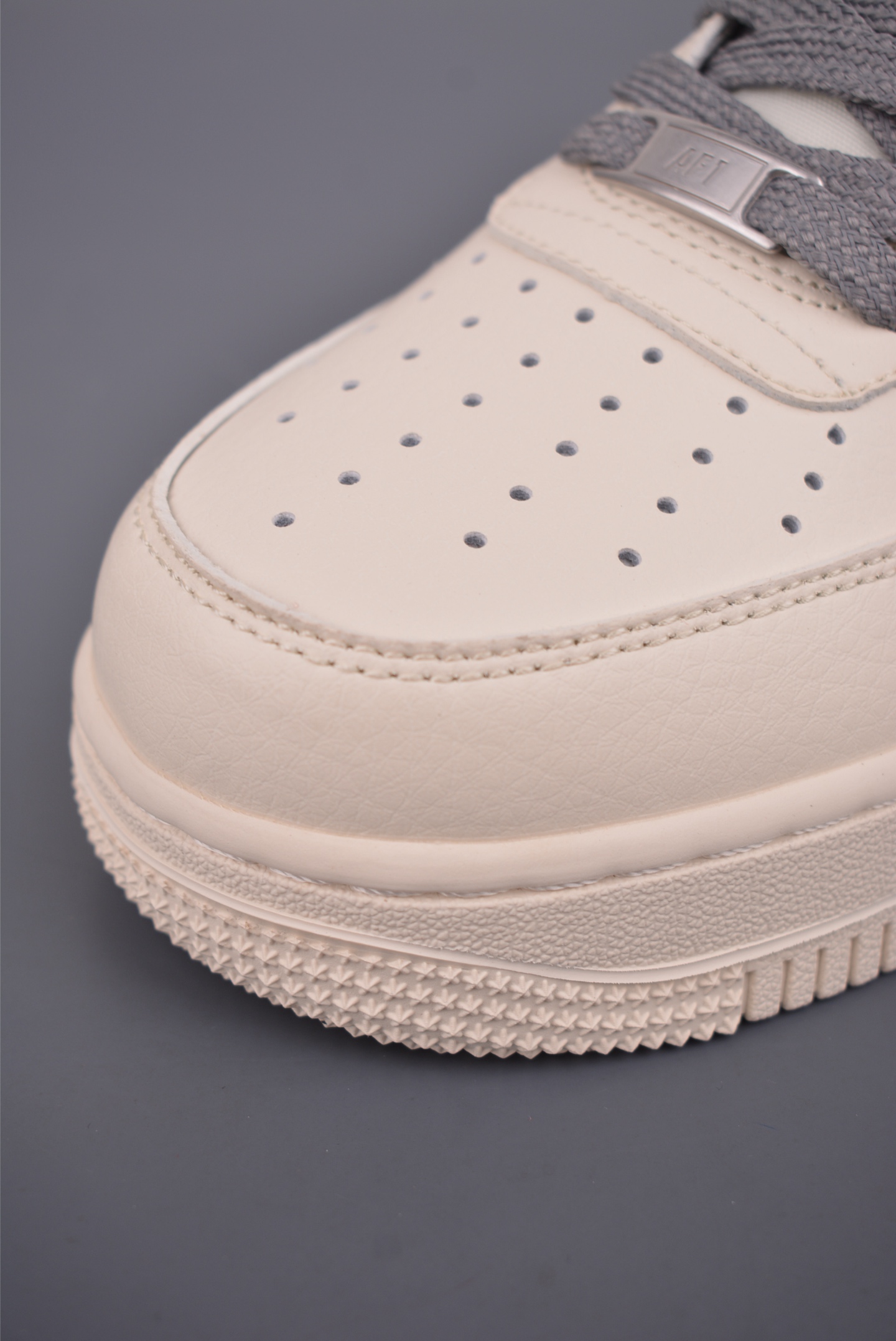 💰260 
Nike Air Force 1 Low 马年限定
原楦头原纸板 打造纯正空军版型
专注外贸渠道 全掌内置蜂窝气垫 
原盒配件 原厂中底钢印、拉帮完美   
官方货号: MZ9588 8221536
Size： 36 36.5 37.5 38 38.5 39 40 40.5 41 42 42.5 43 44 45