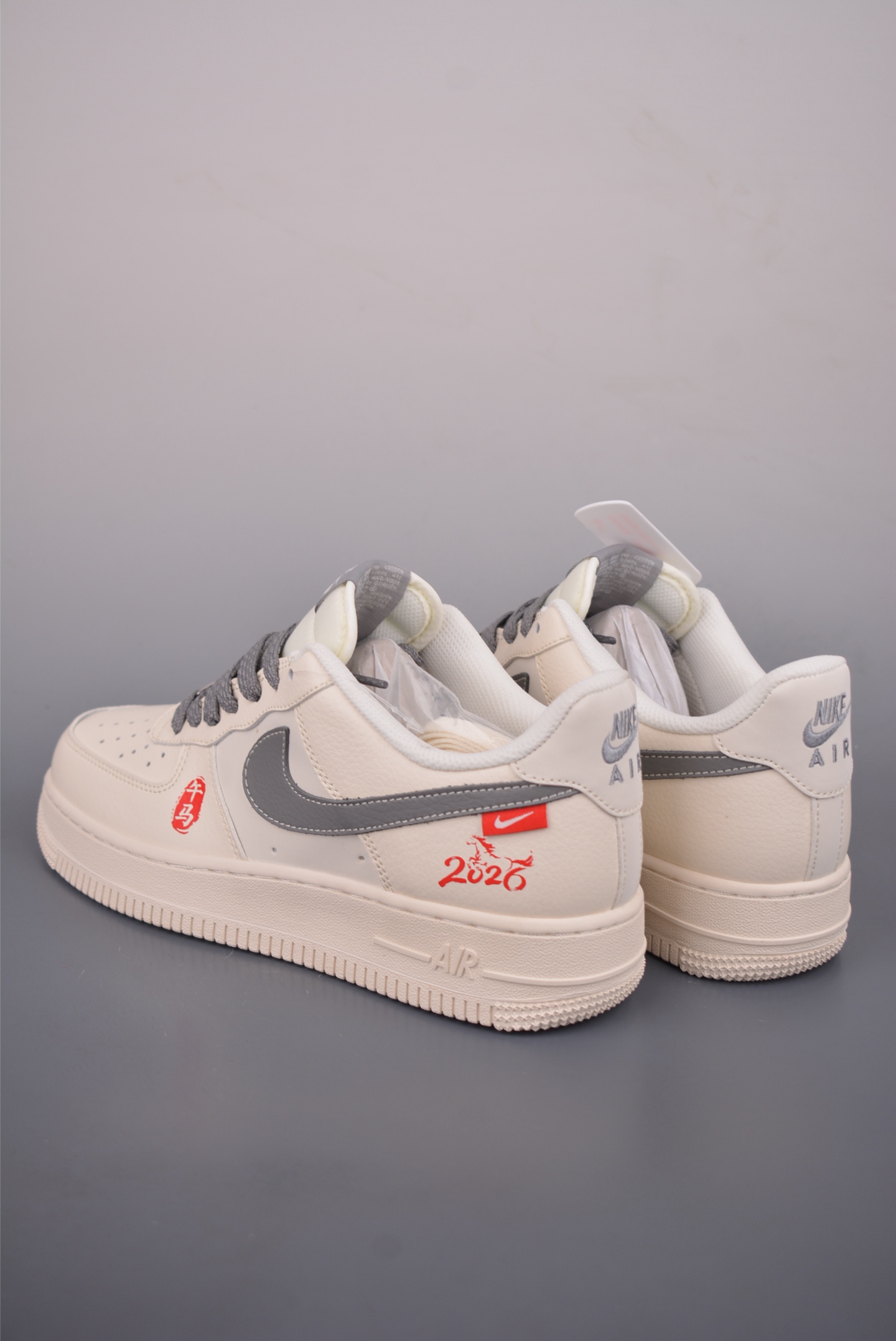 💰260 
Nike Air Force 1 Low 马年限定
原楦头原纸板 打造纯正空军版型
专注外贸渠道 全掌内置蜂窝气垫 
原盒配件 原厂中底钢印、拉帮完美   
官方货号: MZ9588 8221536
Size： 36 36.5 37.5 38 38.5 39 40 40.5 41 42 42.5 43 44 45