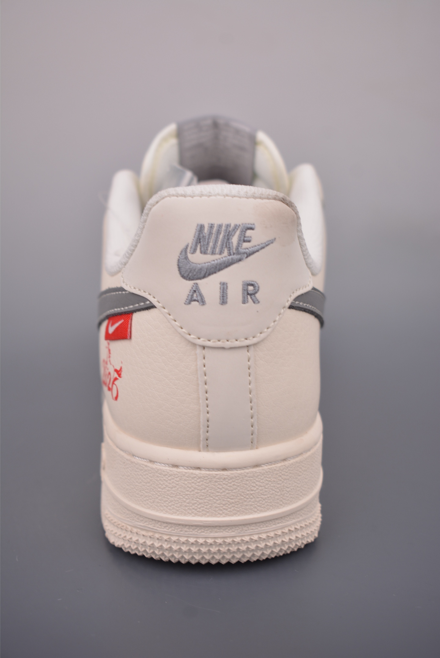 💰260 
Nike Air Force 1 Low 马年限定
原楦头原纸板 打造纯正空军版型
专注外贸渠道 全掌内置蜂窝气垫 
原盒配件 原厂中底钢印、拉帮完美   
官方货号: MZ9588 8221536
Size： 36 36.5 37.5 38 38.5 39 40 40.5 41 42 42.5 43 44 45
