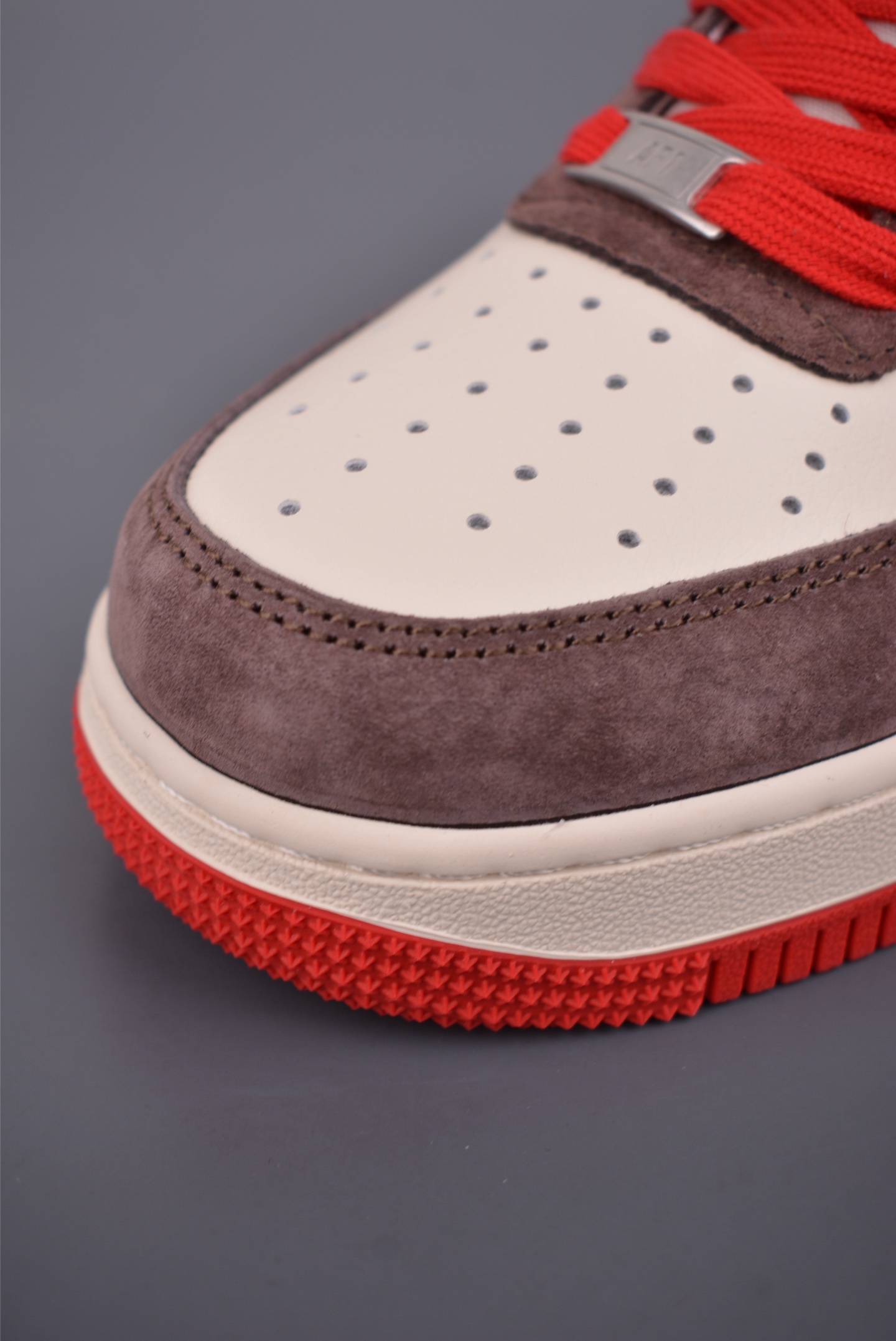 💰260 
Nike Air Force 1 Low 马年限定
原楦头原纸板 打造纯正空军版型
专注外贸渠道 全掌内置蜂窝气垫 
原盒配件 原厂中底钢印、拉帮完美   
官方货号: XD0028 0011124
Size： 36 36.5 37.5 38 38.5 39 40 40.5 41 42 42.5 43 44 45