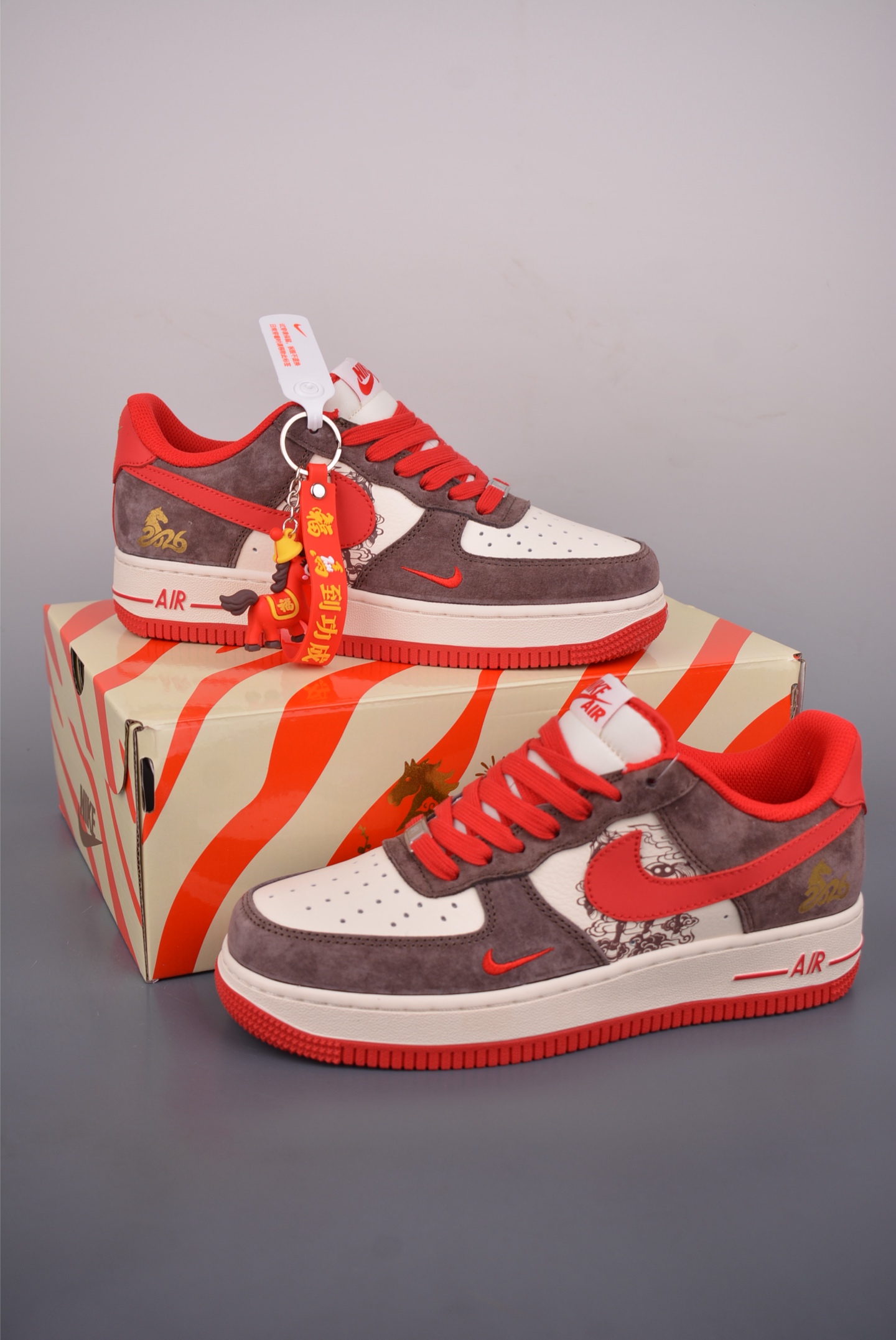 💰260 
Nike Air Force 1 Low 马年限定
原楦头原纸板 打造纯正空军版型
专注外贸渠道 全掌内置蜂窝气垫 
原盒配件 原厂中底钢印、拉帮完美   
官方货号: XD0028 0011124
Size： 36 36.5 37.5 38 38.5 39 40 40.5 41 42 42.5 43 44 45
