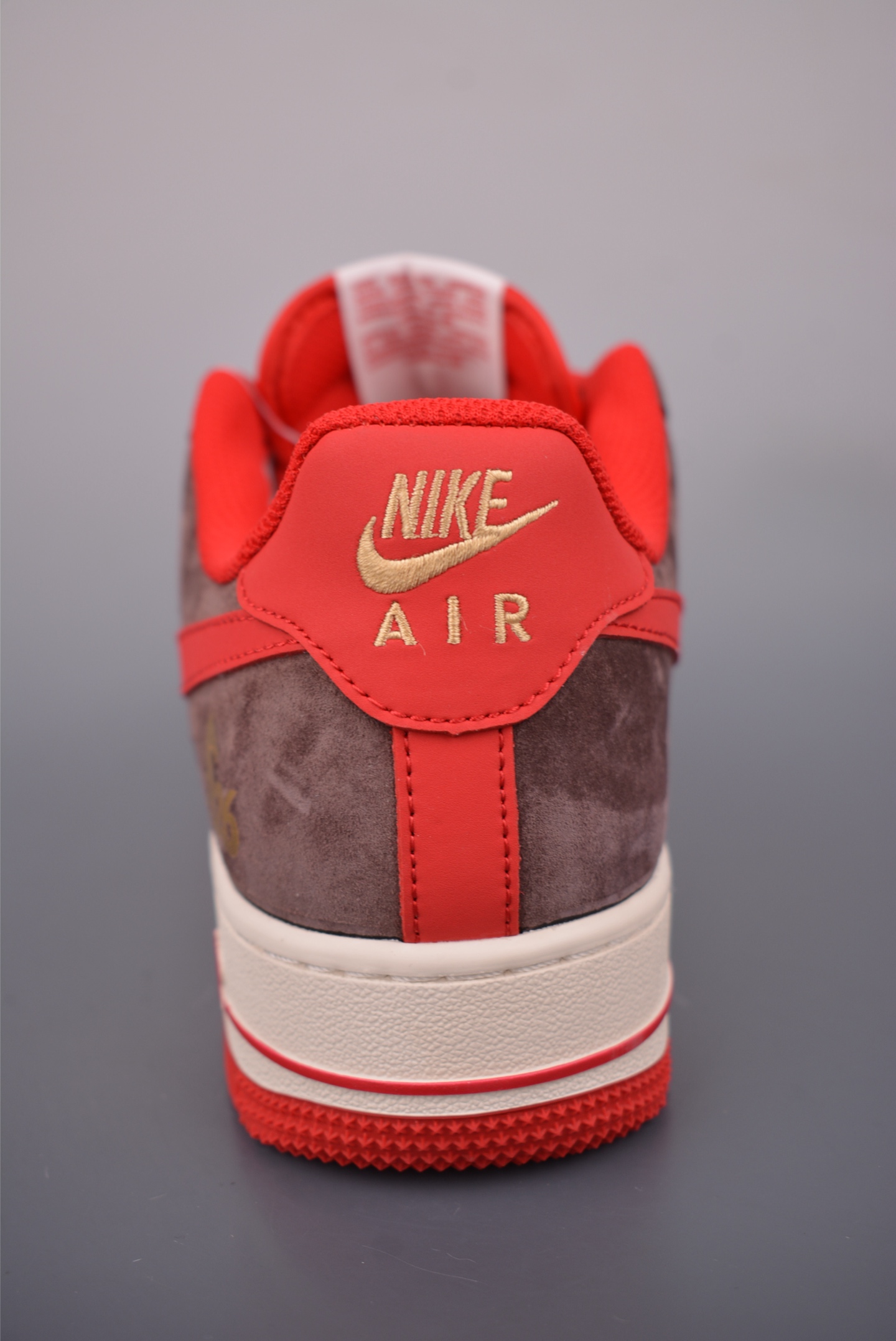 💰260 
Nike Air Force 1 Low 马年限定
原楦头原纸板 打造纯正空军版型
专注外贸渠道 全掌内置蜂窝气垫 
原盒配件 原厂中底钢印、拉帮完美   
官方货号: XD0028 0011124
Size： 36 36.5 37.5 38 38.5 39 40 40.5 41 42 42.5 43 44 45