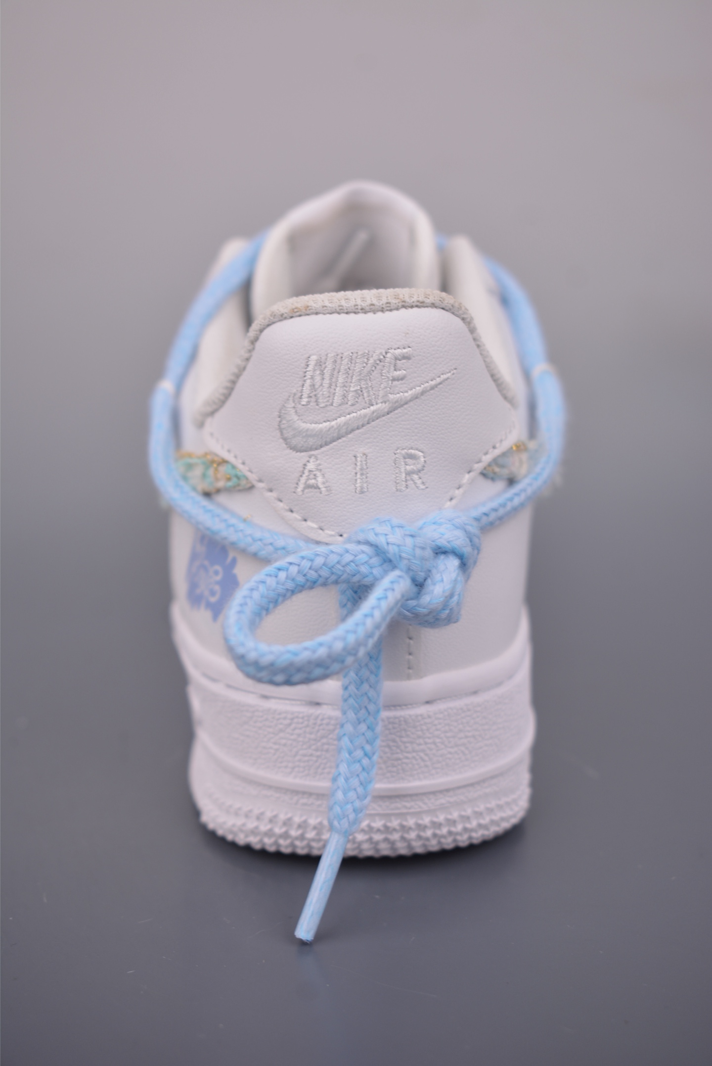 💰260 
Nike Air Force 1 Low 奶蓝小香风 解构绑带
原楦头原纸板 打造纯正空军版型
专注外贸渠道 全掌内置蜂窝气垫 
原盒配件 原厂中底钢印、拉帮完美   
官方货号: DC9999 223K
Size： 36 36.5 37.5 38 38.5 39 40 40.5 41 42 42.5 43 44 45