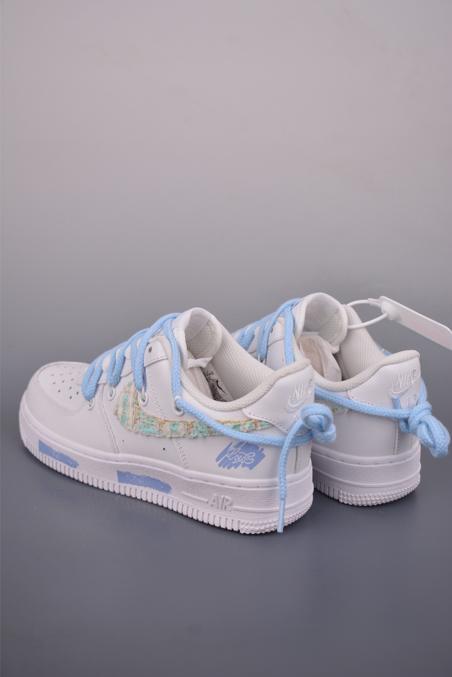 💰260 
Nike Air Force 1 Low 奶蓝小香风 解构绑带
原楦头原纸板 打造纯正空军版型
专注外贸渠道 全掌内置蜂窝气垫 
原盒配件 原厂中底钢印、拉帮完美   
官方货号: DC9999 223K
Size： 36 36.5 37.5 38 38.5 39 40 40.5 41 42 42.5 43 44 45