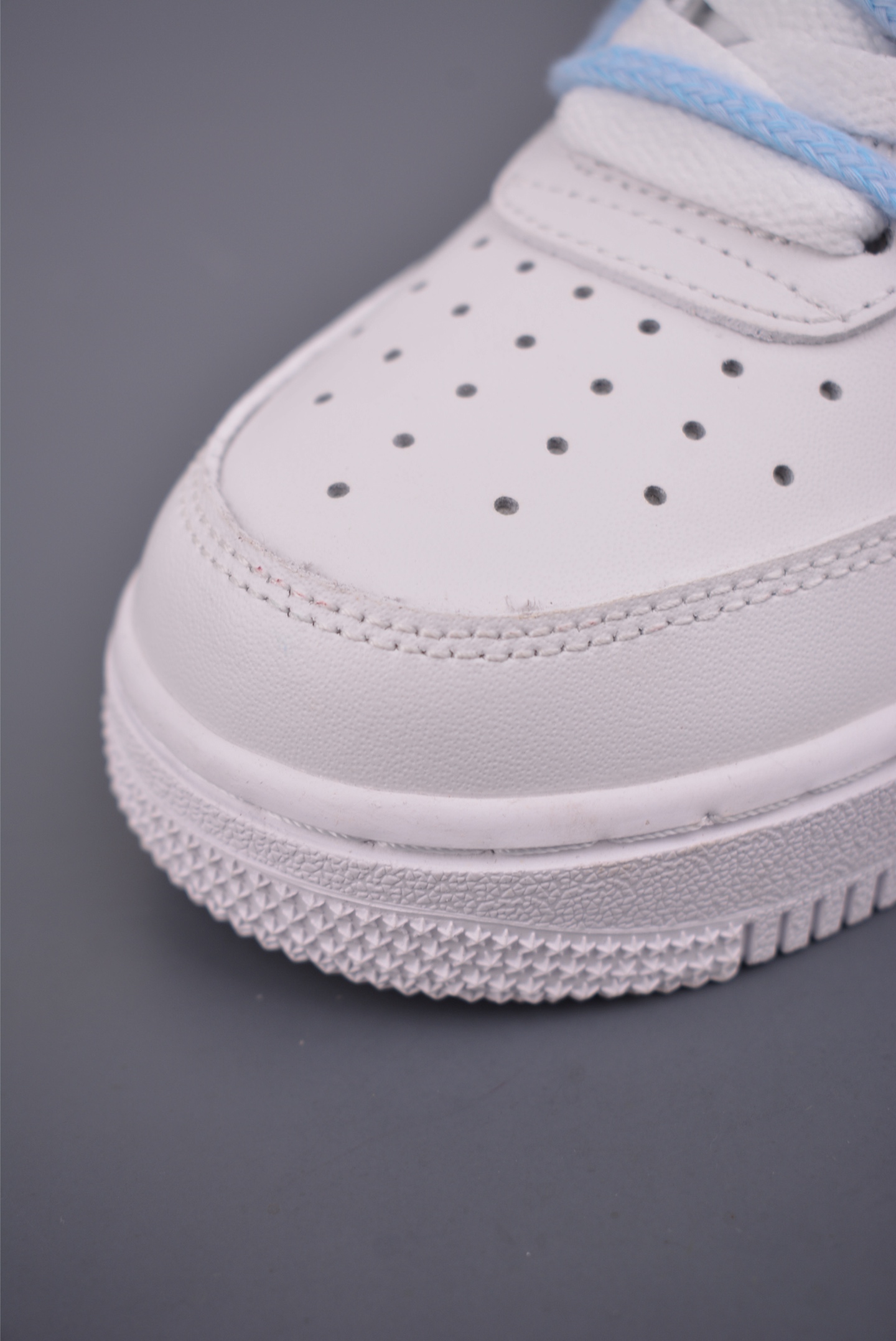 💰260 
Nike Air Force 1 Low 奶蓝小香风 解构绑带
原楦头原纸板 打造纯正空军版型
专注外贸渠道 全掌内置蜂窝气垫 
原盒配件 原厂中底钢印、拉帮完美   
官方货号: DC9999 223K
Size： 36 36.5 37.5 38 38.5 39 40 40.5 41 42 42.5 43 44 45