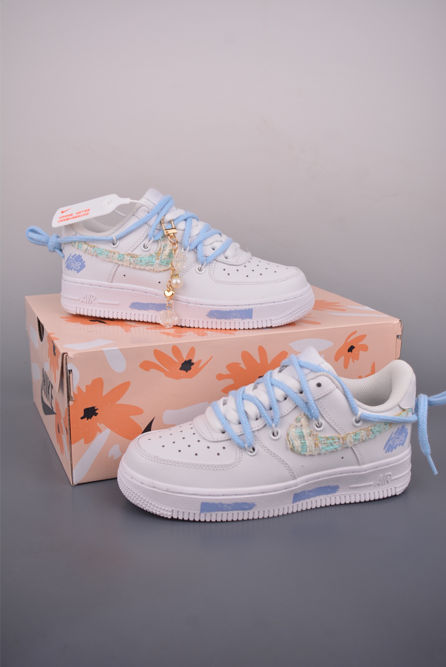 💰260 
Nike Air Force 1 Low 奶蓝小香风 解构绑带
原楦头原纸板 打造纯正空军版型
专注外贸渠道 全掌内置蜂窝气垫 
原盒配件 原厂中底钢印、拉帮完美   
官方货号: DC9999 223K
Size： 36 36.5 37.5 38 38.5 39 40 40.5 41 42 42.5 43 44 45