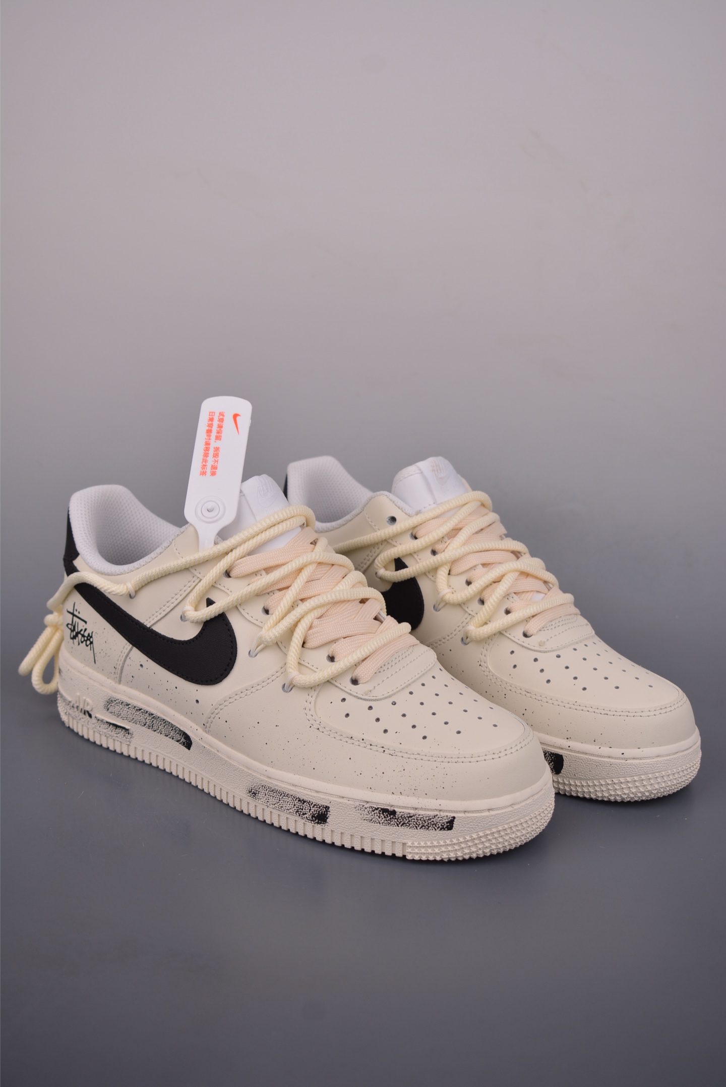 💰260
Nike Air Force 1 Low 手绘涂鸦 解构绑带
原楦头原纸板 打造纯正空军版型
专注外贸渠道 全掌内置蜂窝气垫
原盒配件 原厂中底钢印、拉帮完美
官方货号: ZH0316 159K
Size: 36 36.5 37.5 38 38.5 39 40 40.5 41 42 42.5 43 44 45