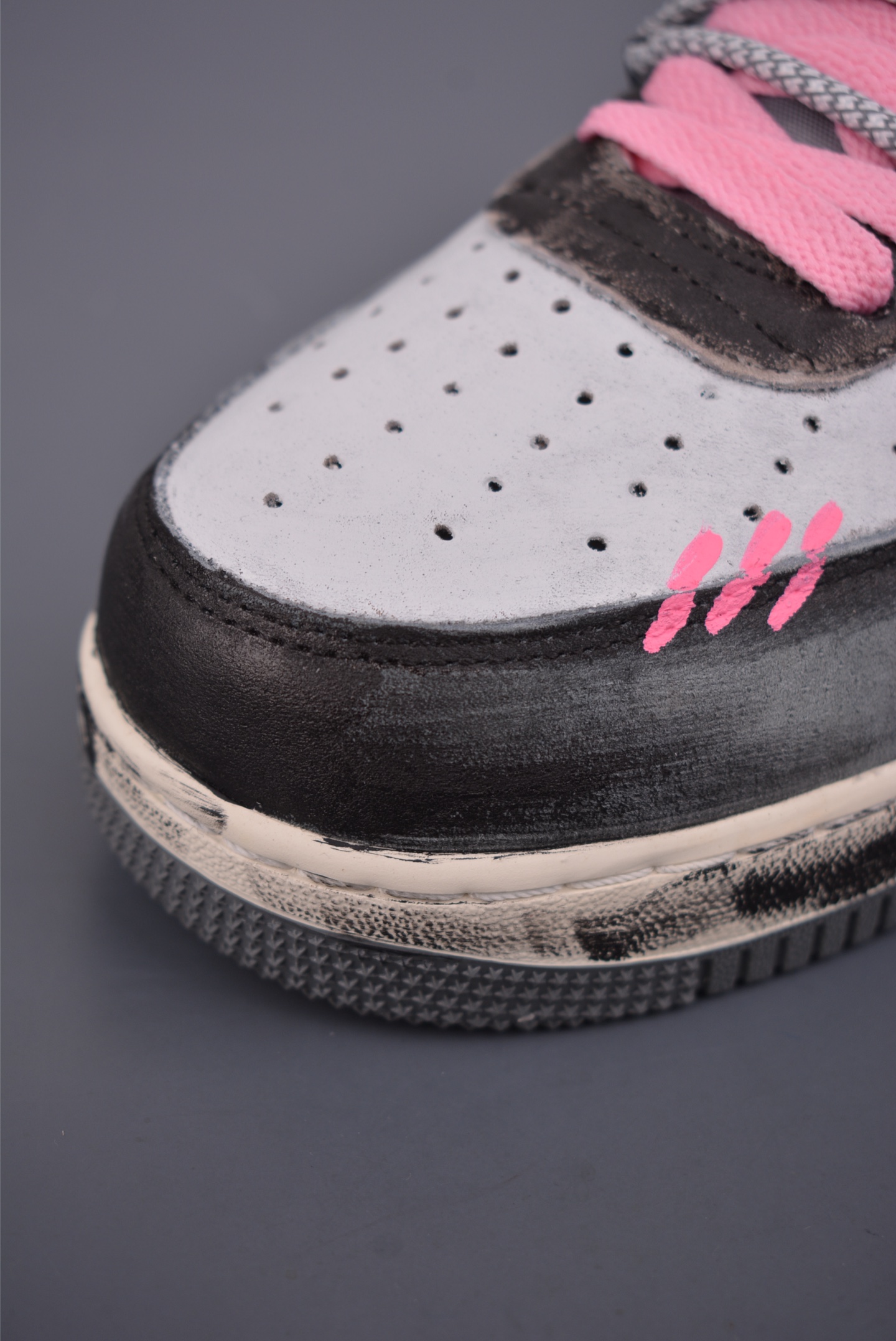 💰260 
Nike Air Force 1 Low 手绘灰粉 解构绑带
原楦头原纸板 打造纯正空军版型
专注外贸渠道 全掌内置蜂窝气垫 
原盒配件 原厂中底钢印、拉帮完美   
官方货号: YD2425 880K
Size： 36 36.5 37.5 38 38.5 39 40 40.5 41 42 42.5 43 44 45