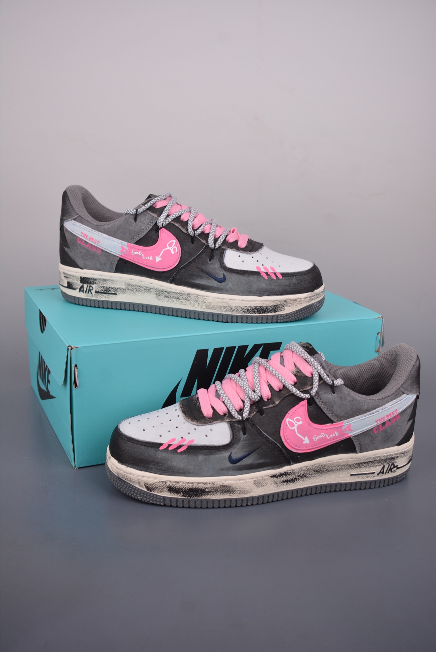 💰260 
Nike Air Force 1 Low 手绘灰粉 解构绑带
原楦头原纸板 打造纯正空军版型
专注外贸渠道 全掌内置蜂窝气垫 
原盒配件 原厂中底钢印、拉帮完美   
官方货号: YD2425 880K
Size： 36 36.5 37.5 38 38.5 39 40 40.5 41 42 42.5 43 44 45