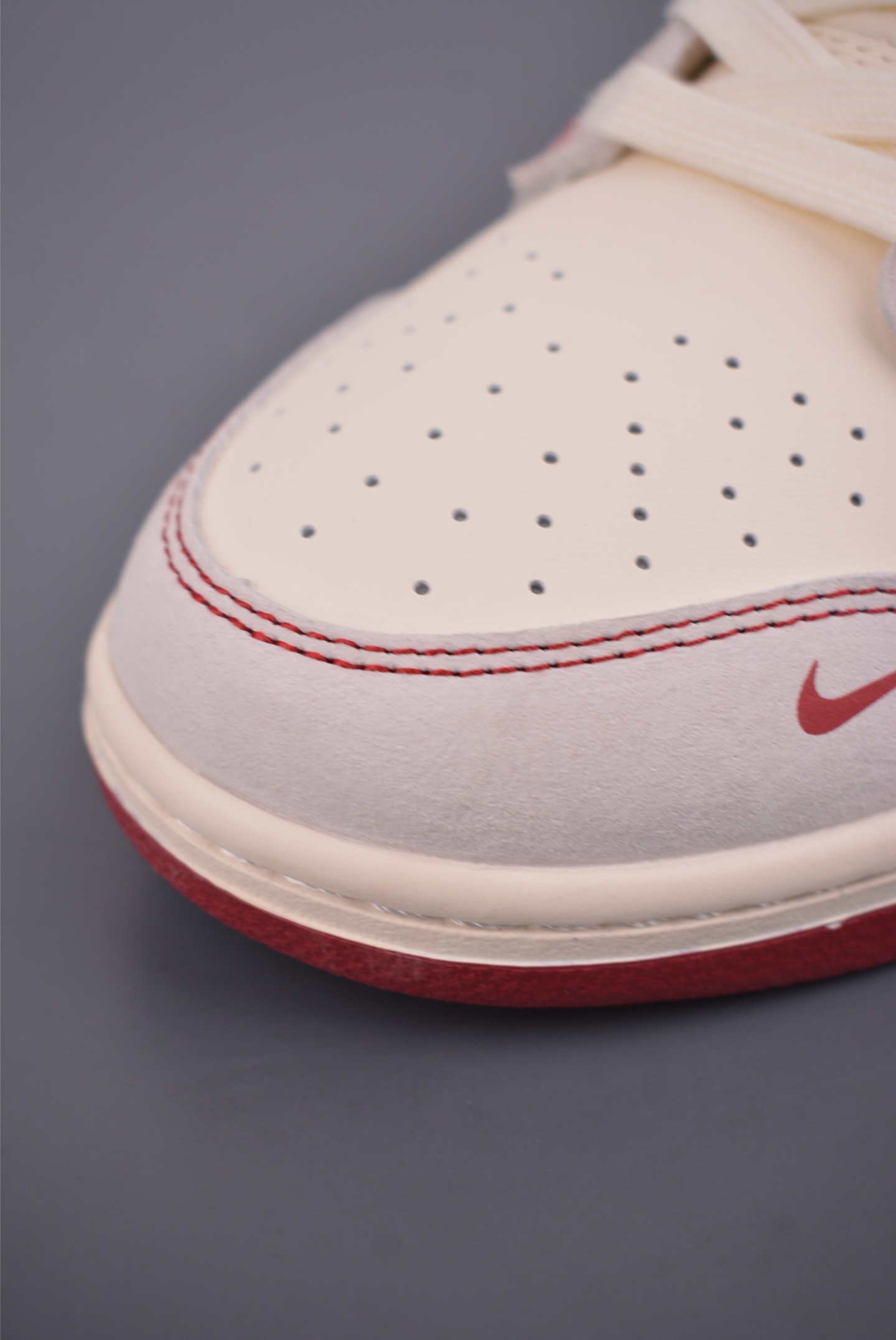 💰280 
Nike SB Dunk Low Supreme联名
纯原大厂出品 极力推荐 
原装头层材料 独家版型蒸餾加工
帶來的是更好的视觉和脚感体验
大厂纯原品质出货 清洁度 
电绣工艺 皮料切割干净无任何毛边 细节完美
官方货号: JP2026 11027 110
尺码：36 36.5 37.5 38 38.5 39 40 40.5 41 42 42.5 43 44 45