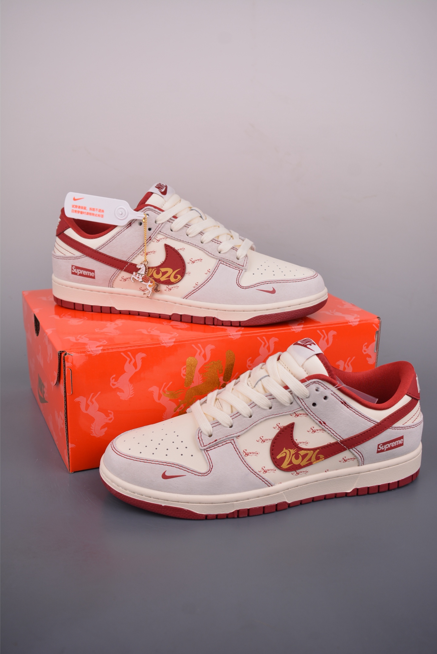 💰280 
Nike SB Dunk Low Supreme联名
纯原大厂出品 极力推荐 
原装头层材料 独家版型蒸餾加工
帶來的是更好的视觉和脚感体验
大厂纯原品质出货 清洁度 
电绣工艺 皮料切割干净无任何毛边 细节完美
官方货号: JP2026 11027 110
尺码：36 36.5 37.5 38 38.5 39 40 40.5 41 42 42.5 43 44 45