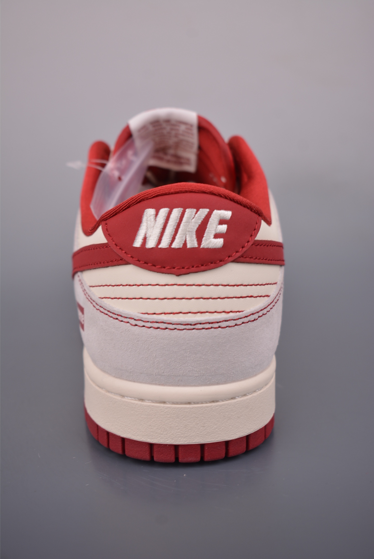 💰280 
Nike SB Dunk Low Supreme联名
纯原大厂出品 极力推荐 
原装头层材料 独家版型蒸餾加工
帶來的是更好的视觉和脚感体验
大厂纯原品质出货 清洁度 
电绣工艺 皮料切割干净无任何毛边 细节完美
官方货号: JP2026 11027 110
尺码：36 36.5 37.5 38 38.5 39 40 40.5 41 42 42.5 43 44 45