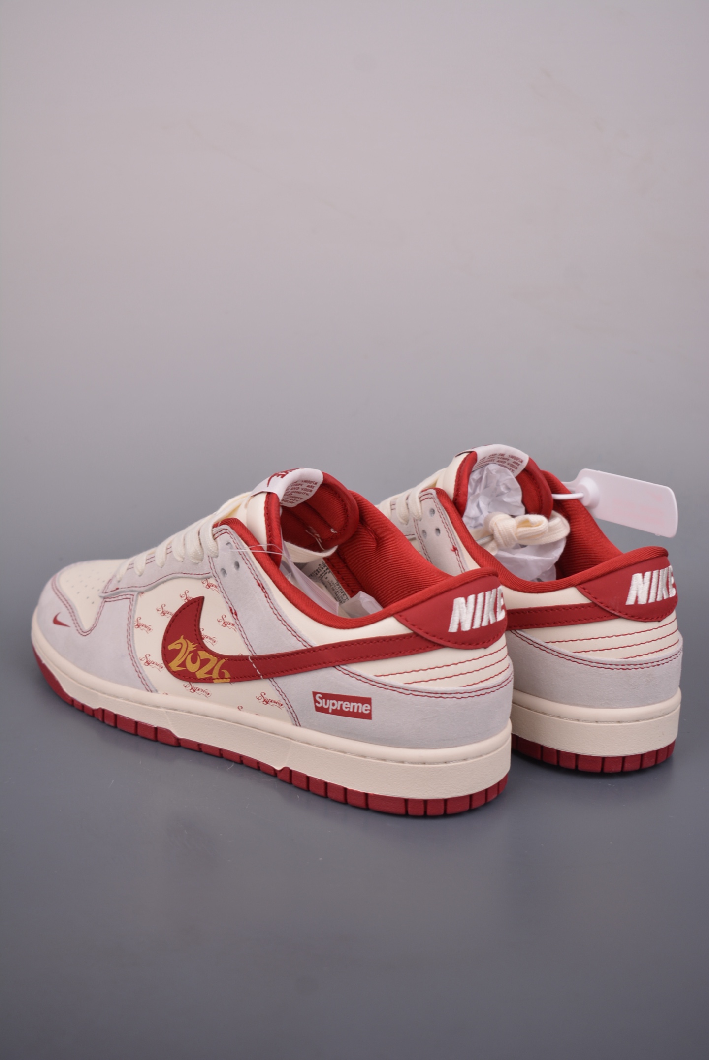 💰280 
Nike SB Dunk Low Supreme联名
纯原大厂出品 极力推荐 
原装头层材料 独家版型蒸餾加工
帶來的是更好的视觉和脚感体验
大厂纯原品质出货 清洁度 
电绣工艺 皮料切割干净无任何毛边 细节完美
官方货号: JP2026 11027 110
尺码：36 36.5 37.5 38 38.5 39 40 40.5 41 42 42.5 43 44 45