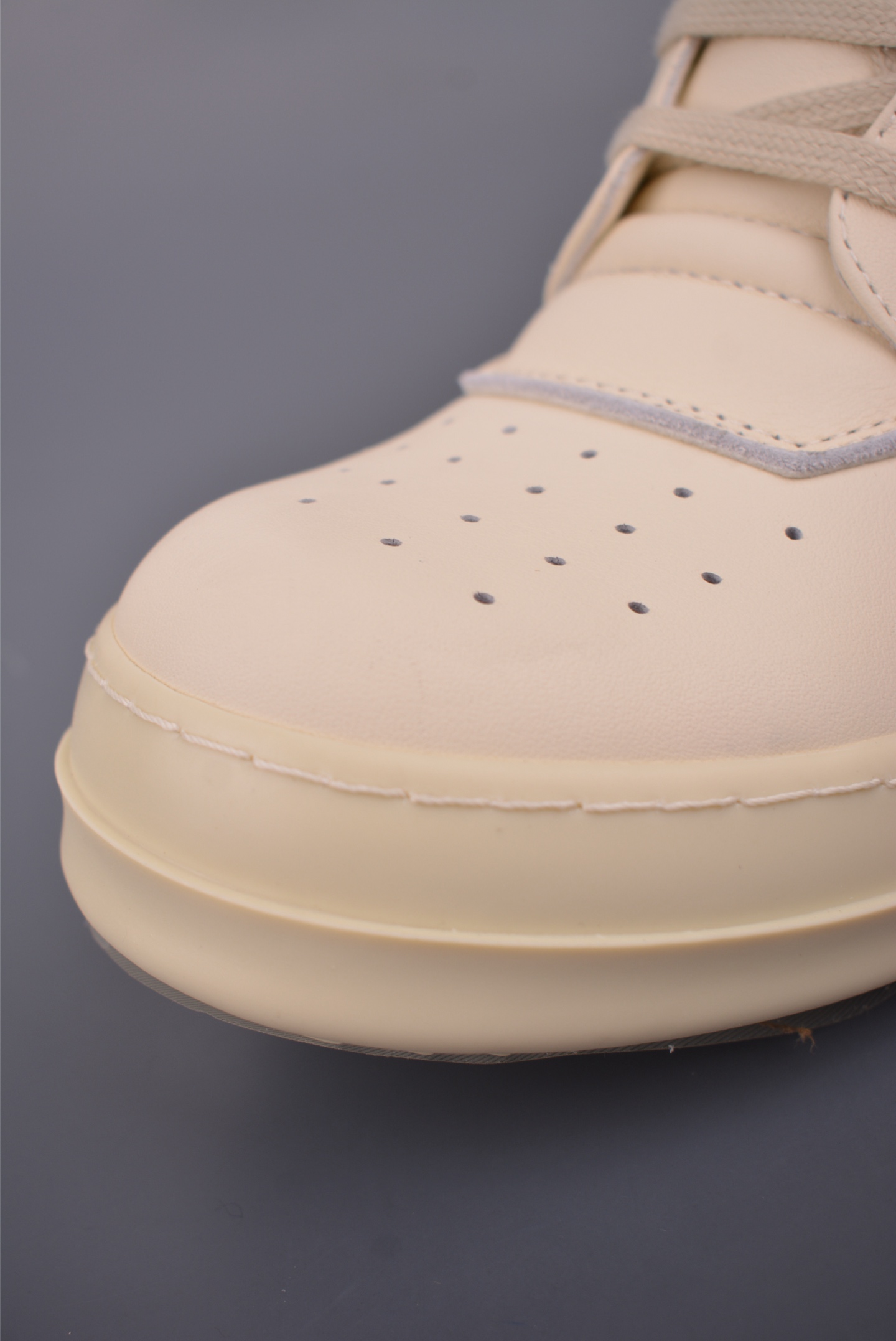 💰480
RO / Rick Owens 瑞克·欧文斯 高帮
东莞原厂进口全新 2025年新材质 纯原版本
【鞋带】 鞋带采用水染定织法工艺,高密度之下,透出光泽感!
【拉链】 RO拉链定制logo刻字、拉顺感十足,无阻断感!
【鞋头】全黑小牛皮,软糯,轻轻按压有牛皮细细的纹理质感!
【鞋舌】内里也是全牛皮,一整张牛皮切割,无拼皮、无边角料皮!
【鞋底】TPU大底奶香味!硬度、肤感一比一!鞋底logo钢印清晰正确!独家私模/加厚设计!
【鞋垫】整张牛皮鞋垫 + 3层夹心泡棉材质(白+粉色),独家私人开模冲孔
官方货号: RU02C1123732
【尺码】 :40 41 42 43 44 45 46