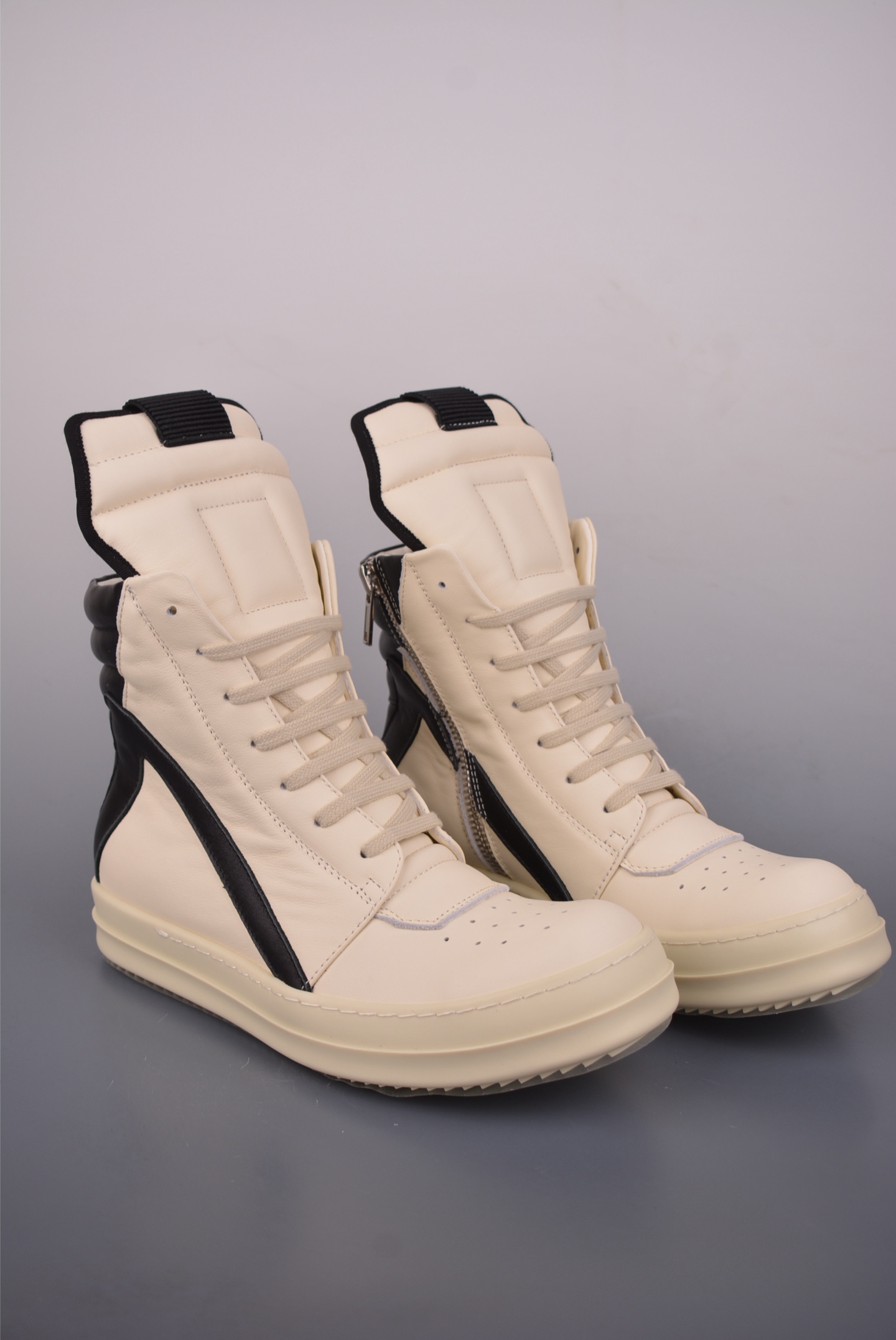 💰480 
RO / Rick Owens 瑞克·欧文斯 高帮
东莞原厂进口全新 2025年新材质 纯原版本 
【鞋带】 鞋带采用水染定织法工艺，高密度之下，透出光泽感！
【拉链】 RO拉链定制logo刻字、拉顺感十足，无阻断感！
【鞋头】全黑小牛皮，软糯，轻轻按压有牛皮细细的纹理质感！
【鞋舌】内里也是全牛皮，一整张牛皮切割，无拼皮、无边角料皮！
【鞋底】TPU大底奶香味！硬度、肤感一比一！鞋底logo钢印清晰正确！独家私模/加厚设计！
【鞋垫】整张牛皮鞋垫 + 3层夹心泡棉材质（白+粉色），独家私人开模冲孔
官方货号: RU02C1123732
【尺码】 ：40 41 42 43 44 45 46