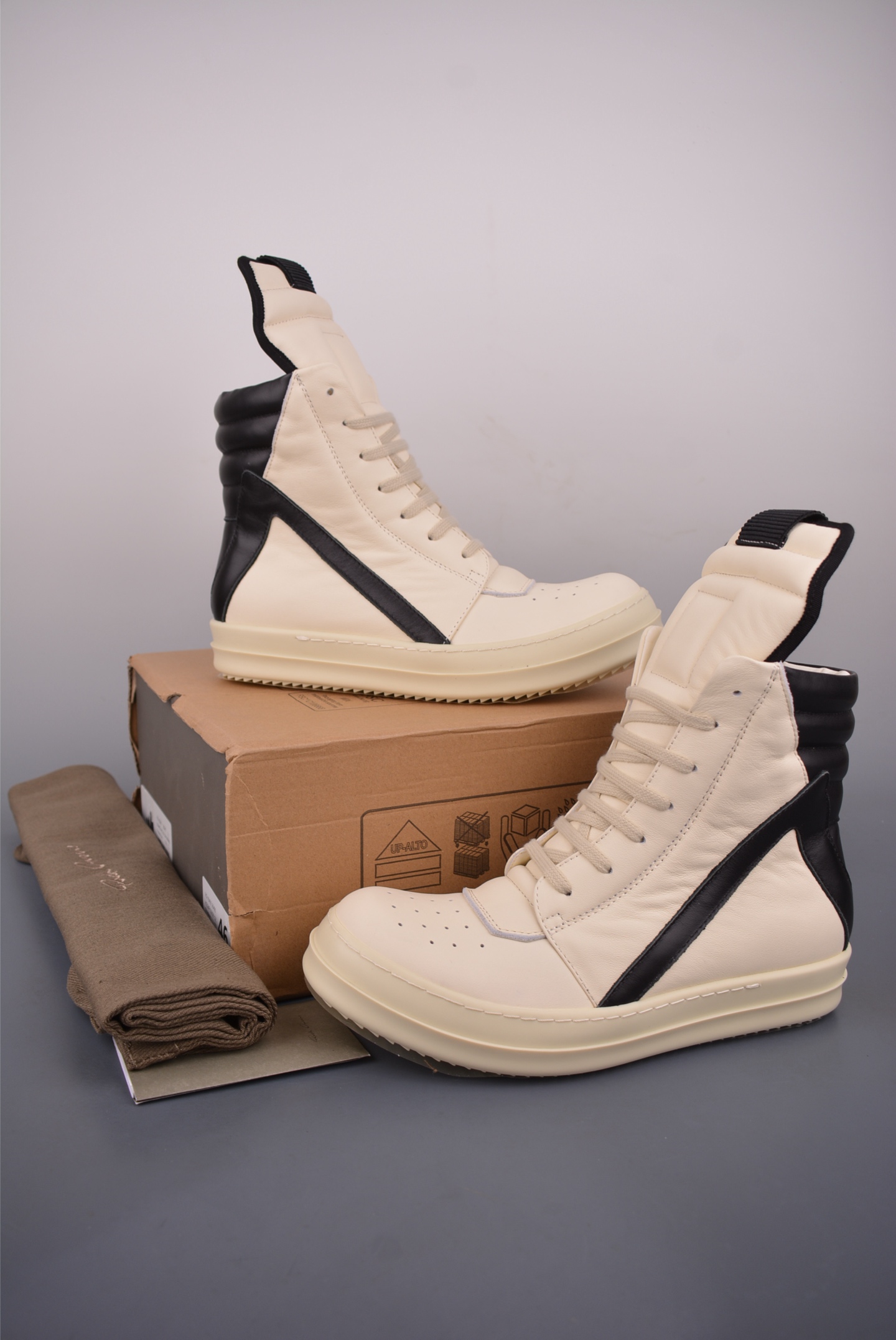 💰480
RO / Rick Owens 瑞克·欧文斯 高帮
东莞原厂进口全新 2025年新材质 纯原版本
【鞋带】 鞋带采用水染定织法工艺,高密度之下,透出光泽感!
【拉链】 RO拉链定制logo刻字、拉顺感十足,无阻断感!
【鞋头】全黑小牛皮,软糯,轻轻按压有牛皮细细的纹理质感!
【鞋舌】内里也是全牛皮,一整张牛皮切割,无拼皮、无边角料皮!
【鞋底】TPU大底奶香味!硬度、肤感一比一!鞋底logo钢印清晰正确!独家私模/加厚设计!
【鞋垫】整张牛皮鞋垫 + 3层夹心泡棉材质(白+粉色),独家私人开模冲孔
官方货号: RU02C1123732
【尺码】 :40 41 42 43 44 45 46