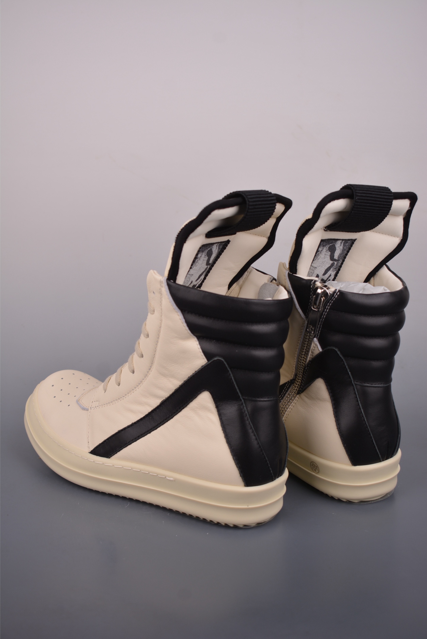 💰480
RO / Rick Owens 瑞克·欧文斯 高帮
东莞原厂进口全新 2025年新材质 纯原版本
【鞋带】 鞋带采用水染定织法工艺,高密度之下,透出光泽感!
【拉链】 RO拉链定制logo刻字、拉顺感十足,无阻断感!
【鞋头】全黑小牛皮,软糯,轻轻按压有牛皮细细的纹理质感!
【鞋舌】内里也是全牛皮,一整张牛皮切割,无拼皮、无边角料皮!
【鞋底】TPU大底奶香味!硬度、肤感一比一!鞋底logo钢印清晰正确!独家私模/加厚设计!
【鞋垫】整张牛皮鞋垫 + 3层夹心泡棉材质(白+粉色),独家私人开模冲孔
官方货号: RU02C1123732
【尺码】 :40 41 42 43 44 45 46