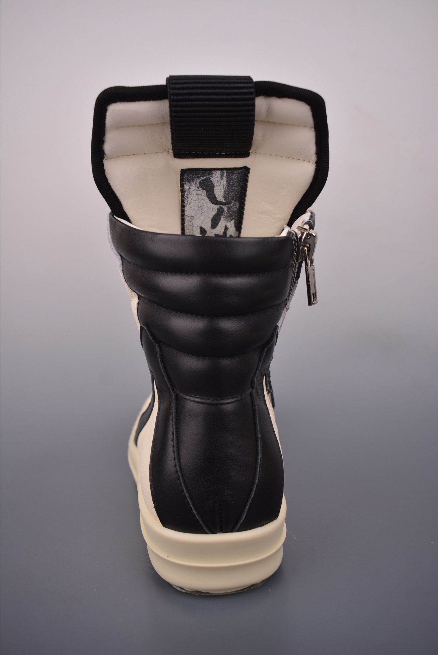 💰480
RO / Rick Owens 瑞克·欧文斯 高帮
东莞原厂进口全新 2025年新材质 纯原版本
【鞋带】 鞋带采用水染定织法工艺,高密度之下,透出光泽感!
【拉链】 RO拉链定制logo刻字、拉顺感十足,无阻断感!
【鞋头】全黑小牛皮,软糯,轻轻按压有牛皮细细的纹理质感!
【鞋舌】内里也是全牛皮,一整张牛皮切割,无拼皮、无边角料皮!
【鞋底】TPU大底奶香味!硬度、肤感一比一!鞋底logo钢印清晰正确!独家私模/加厚设计!
【鞋垫】整张牛皮鞋垫 + 3层夹心泡棉材质(白+粉色),独家私人开模冲孔
官方货号: RU02C1123732
【尺码】 :40 41 42 43 44 45 46