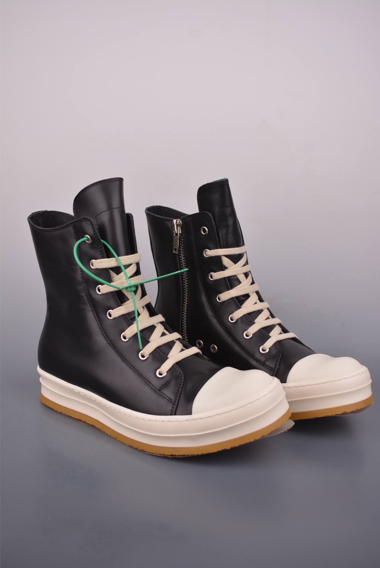 💰480 
RO / Rick Owens 瑞克·欧文斯 高帮
东莞原厂进口全新 2025年新材质 纯原版本 
【鞋带】 鞋带采用水染定织法工艺，高密度之下，透出光泽感！
【拉链】 RO拉链定制logo刻字、拉顺感十足，无阻断感！
【鞋头】全黑小牛皮，软糯，轻轻按压有牛皮细细的纹理质感！
【鞋舌】内里也是全牛皮，一整张牛皮切割，无拼皮、无边角料皮！
【鞋底】TPU大底奶香味！硬度、肤感一比一！鞋底logo钢印清晰正确！独家私模/加厚设计！
【鞋垫】整张牛皮鞋垫 + 3层夹心泡棉材质（白+粉色），独家私人开模冲孔
官方货号: RU02C1123732
【尺码】 ：40 41 42 43 44 45 46