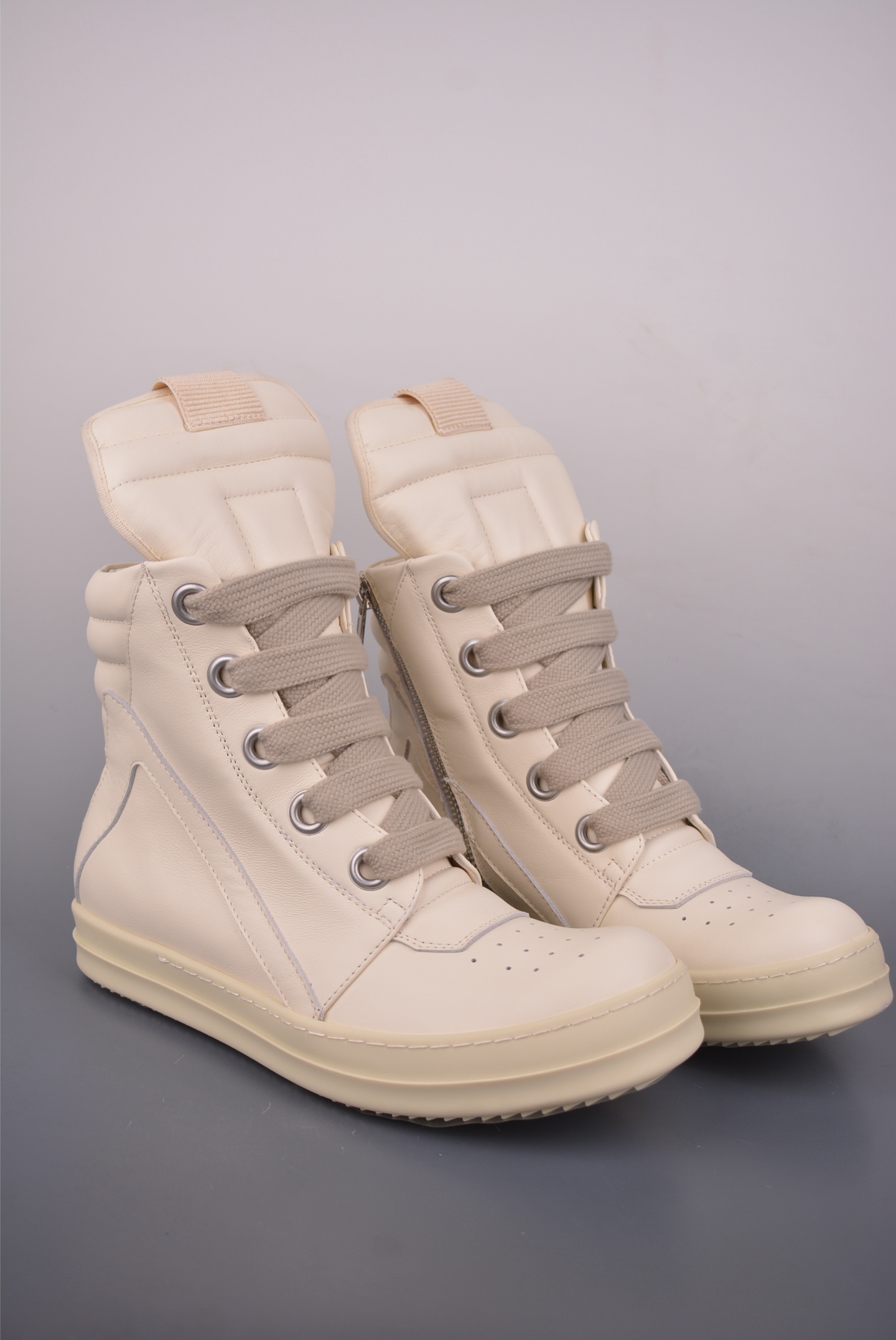 💰480 
RO / Rick Owens 瑞克·欧文斯 高帮
东莞原厂进口全新 2025年新材质 纯原版本 
【鞋带】 鞋带采用水染定织法工艺，高密度之下，透出光泽感！
【拉链】 RO拉链定制logo刻字、拉顺感十足，无阻断感！
【鞋头】全黑小牛皮，软糯，轻轻按压有牛皮细细的纹理质感！
【鞋舌】内里也是全牛皮，一整张牛皮切割，无拼皮、无边角料皮！
【鞋底】TPU大底奶香味！硬度、肤感一比一！鞋底logo钢印清晰正确！独家私模/加厚设计！
【鞋垫】整张牛皮鞋垫 + 3层夹心泡棉材质（白+粉色），独家私人开模冲孔
官方货号: RU02C1123732
【尺码】 ：40 41 42 43 44 45 46