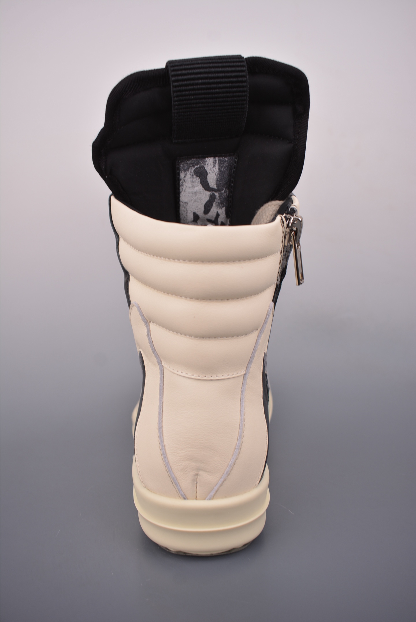 💰480
RO / Rick Owens 瑞克·欧文斯 高帮
东莞原厂进口全新 2025年新材质 纯原版本
【鞋带】 鞋带采用水染定织法工艺,高密度之下,透出光泽感!
【拉链】 RO拉链定制logo刻字、拉顺感十足,无阻断感!
【鞋头】全黑小牛皮,软糯,轻轻按压有牛皮细细的纹理质感!
【鞋舌】内里也是全牛皮,一整张牛皮切割,无拼皮、无边角料皮!
【鞋底】TPU大底奶香味!硬度、肤感一比一!鞋底logo钢印清晰正确!独家私模/加厚设计!
【鞋垫】整张牛皮鞋垫 + 3层夹心泡棉材质(白+粉色),独家私人开模冲孔
官方货号: RU02C1123732
【尺码】 :40 41 42 43 44 45 46