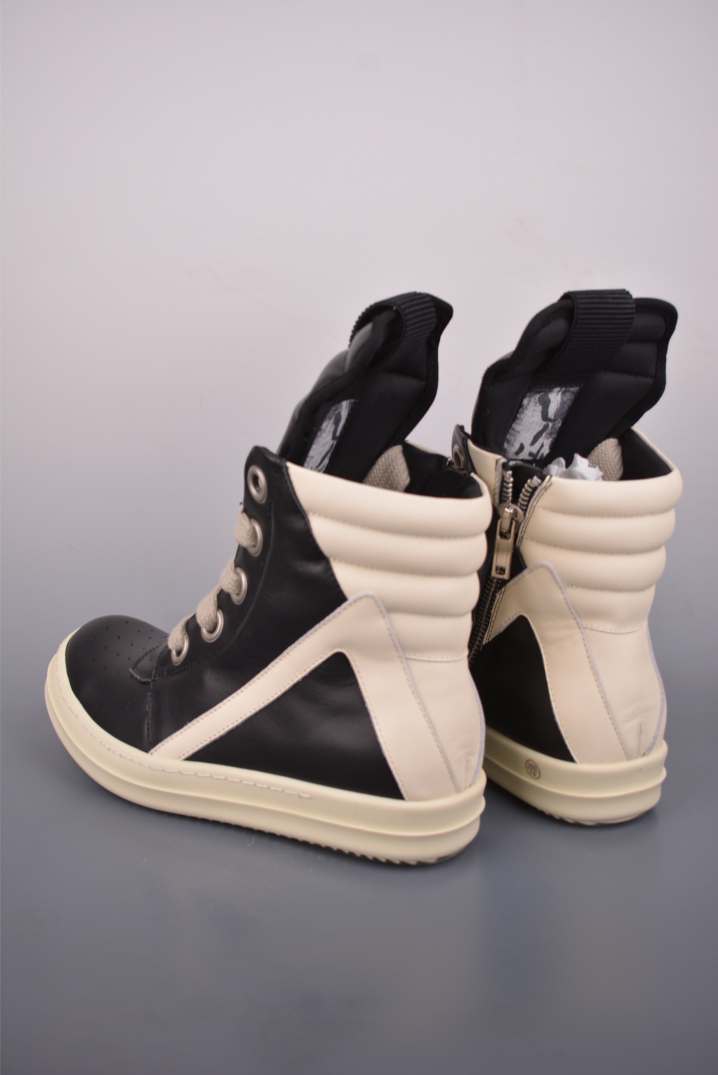 💰480
RO / Rick Owens 瑞克·欧文斯 高帮
东莞原厂进口全新 2025年新材质 纯原版本
【鞋带】 鞋带采用水染定织法工艺,高密度之下,透出光泽感!
【拉链】 RO拉链定制logo刻字、拉顺感十足,无阻断感!
【鞋头】全黑小牛皮,软糯,轻轻按压有牛皮细细的纹理质感!
【鞋舌】内里也是全牛皮,一整张牛皮切割,无拼皮、无边角料皮!
【鞋底】TPU大底奶香味!硬度、肤感一比一!鞋底logo钢印清晰正确!独家私模/加厚设计!
【鞋垫】整张牛皮鞋垫 + 3层夹心泡棉材质(白+粉色),独家私人开模冲孔
官方货号: RU02C1123732
【尺码】 :40 41 42 43 44 45 46