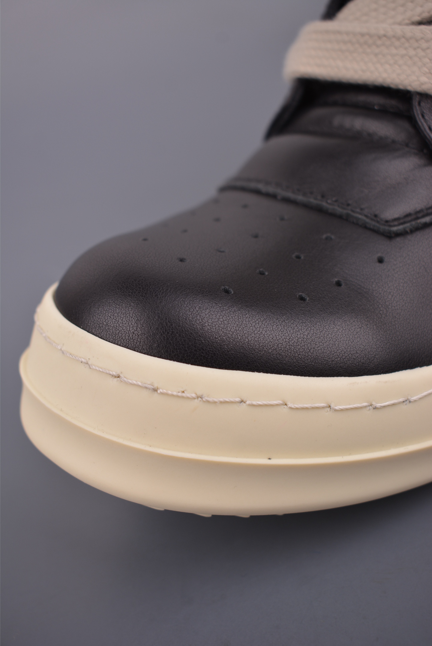 💰480
RO / Rick Owens 瑞克·欧文斯 高帮
东莞原厂进口全新 2025年新材质 纯原版本
【鞋带】 鞋带采用水染定织法工艺,高密度之下,透出光泽感!
【拉链】 RO拉链定制logo刻字、拉顺感十足,无阻断感!
【鞋头】全黑小牛皮,软糯,轻轻按压有牛皮细细的纹理质感!
【鞋舌】内里也是全牛皮,一整张牛皮切割,无拼皮、无边角料皮!
【鞋底】TPU大底奶香味!硬度、肤感一比一!鞋底logo钢印清晰正确!独家私模/加厚设计!
【鞋垫】整张牛皮鞋垫 + 3层夹心泡棉材质(白+粉色),独家私人开模冲孔
官方货号: RU02C1123732
【尺码】 :40 41 42 43 44 45 46