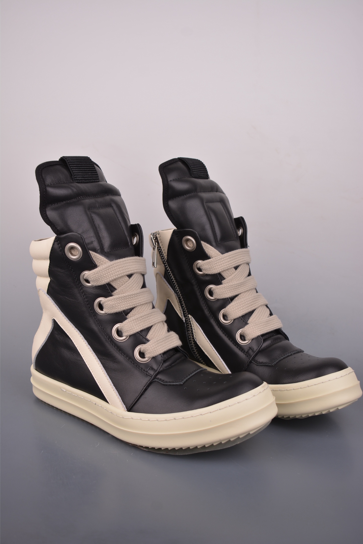 💰480 
RO / Rick Owens 瑞克·欧文斯 高帮
东莞原厂进口全新 2025年新材质 纯原版本 
【鞋带】 鞋带采用水染定织法工艺，高密度之下，透出光泽感！
【拉链】 RO拉链定制logo刻字、拉顺感十足，无阻断感！
【鞋头】全黑小牛皮，软糯，轻轻按压有牛皮细细的纹理质感！
【鞋舌】内里也是全牛皮，一整张牛皮切割，无拼皮、无边角料皮！
【鞋底】TPU大底奶香味！硬度、肤感一比一！鞋底logo钢印清晰正确！独家私模/加厚设计！
【鞋垫】整张牛皮鞋垫 + 3层夹心泡棉材质（白+粉色），独家私人开模冲孔
官方货号: RU02C1123732
【尺码】 ：40 41 42 43 44 45 46