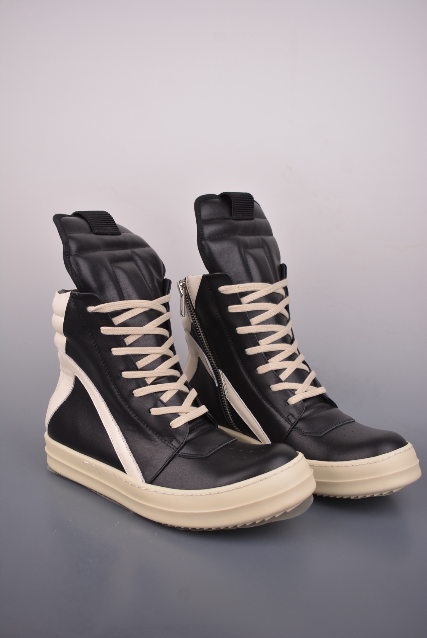 💰480 
RO / Rick Owens 瑞克·欧文斯 高帮
东莞原厂进口全新 2025年新材质 纯原版本 
【鞋带】 鞋带采用水染定织法工艺，高密度之下，透出光泽感！
【拉链】 RO拉链定制logo刻字、拉顺感十足，无阻断感！
【鞋头】全黑小牛皮，软糯，轻轻按压有牛皮细细的纹理质感！
【鞋舌】内里也是全牛皮，一整张牛皮切割，无拼皮、无边角料皮！
【鞋底】TPU大底奶香味！硬度、肤感一比一！鞋底logo钢印清晰正确！独家私模/加厚设计！
【鞋垫】整张牛皮鞋垫 + 3层夹心泡棉材质（白+粉色），独家私人开模冲孔
官方货号: RU02C1123732
【尺码】 ：40 41 42 43 44 45 46